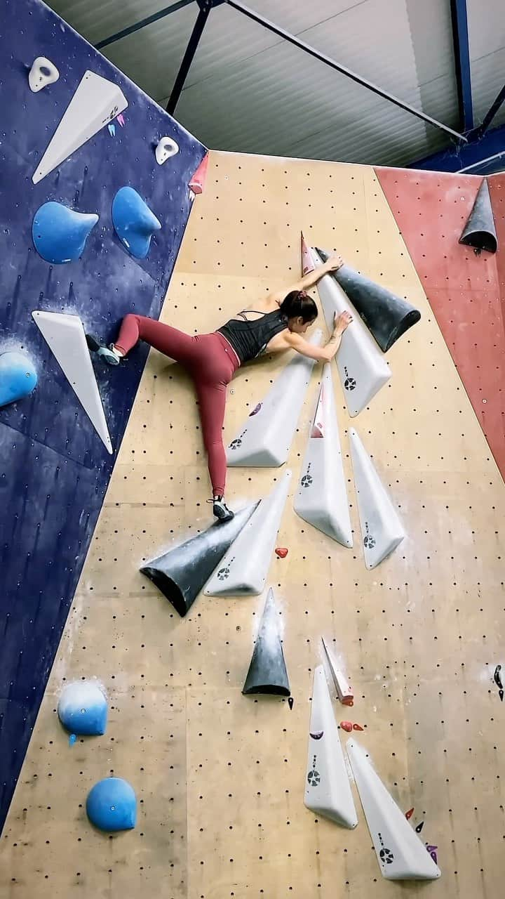 マチルド・ベセーラのインスタグラム：「Danse autour de volumes 🖤 Loving it ! /With @vincent_grimpe et @mimolacuisto  #climbing #escalade #arkoseclimbing @arkose.climbing #bouldering #bloc #boulders #climbinggirl #souplesse #volumes #climbingismypassion」