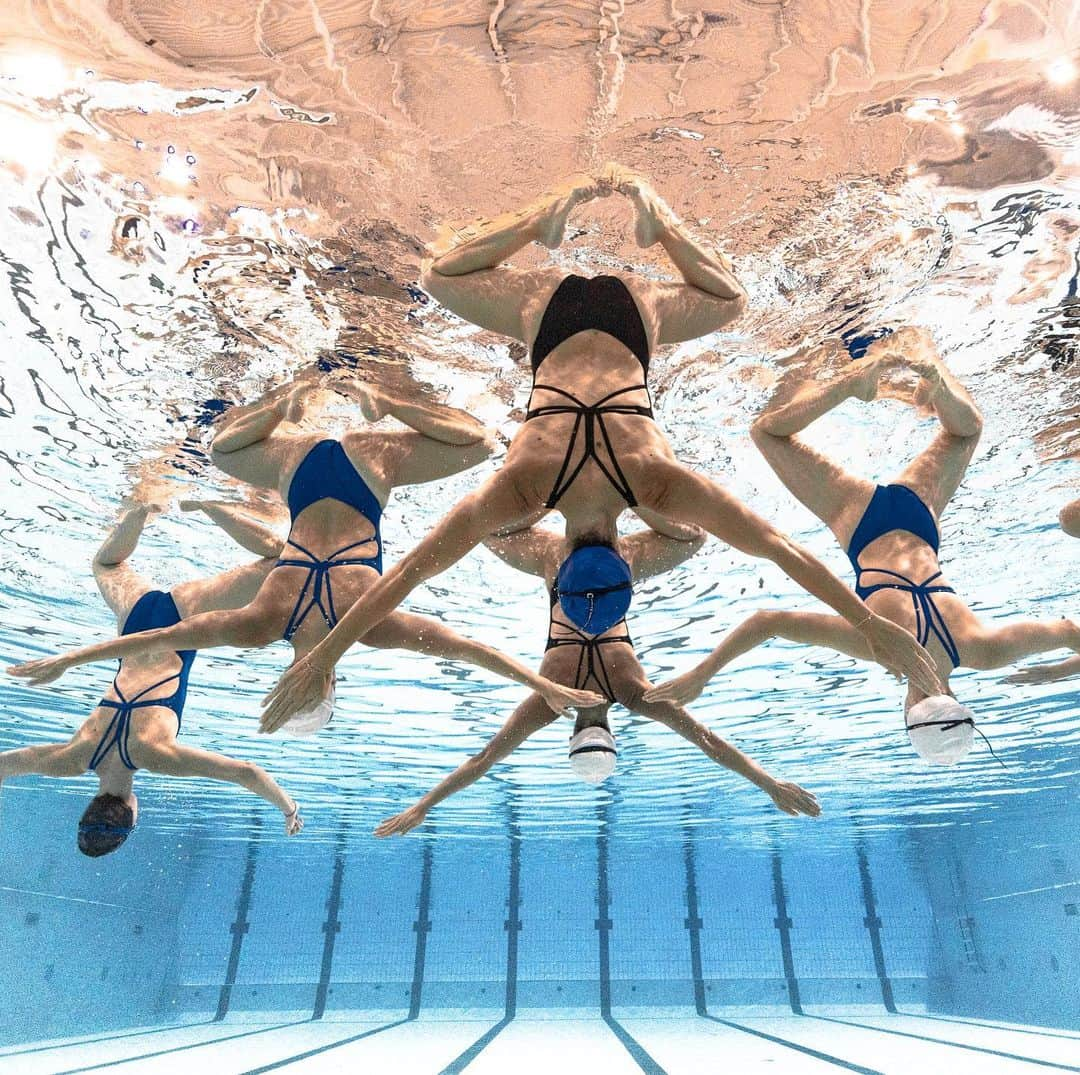 ヴィルジニー・デデューのインスタグラム：「RELAX 💦  • 📸 @natationartistique • #natationartistique #athlete #natationsynchronisée  #artisticswimming #synchronisedswimming #artist #swimmer #swimsuit #apnea  #espritdequipe #team #geometrie #zen  •  @natationartistique  @decathlon  @nabaiji @maregionsud   💦💦💦 🧜🏼‍♀️🧜🏼‍♀️🧜🏼‍♀️🧜🏼‍♀️」