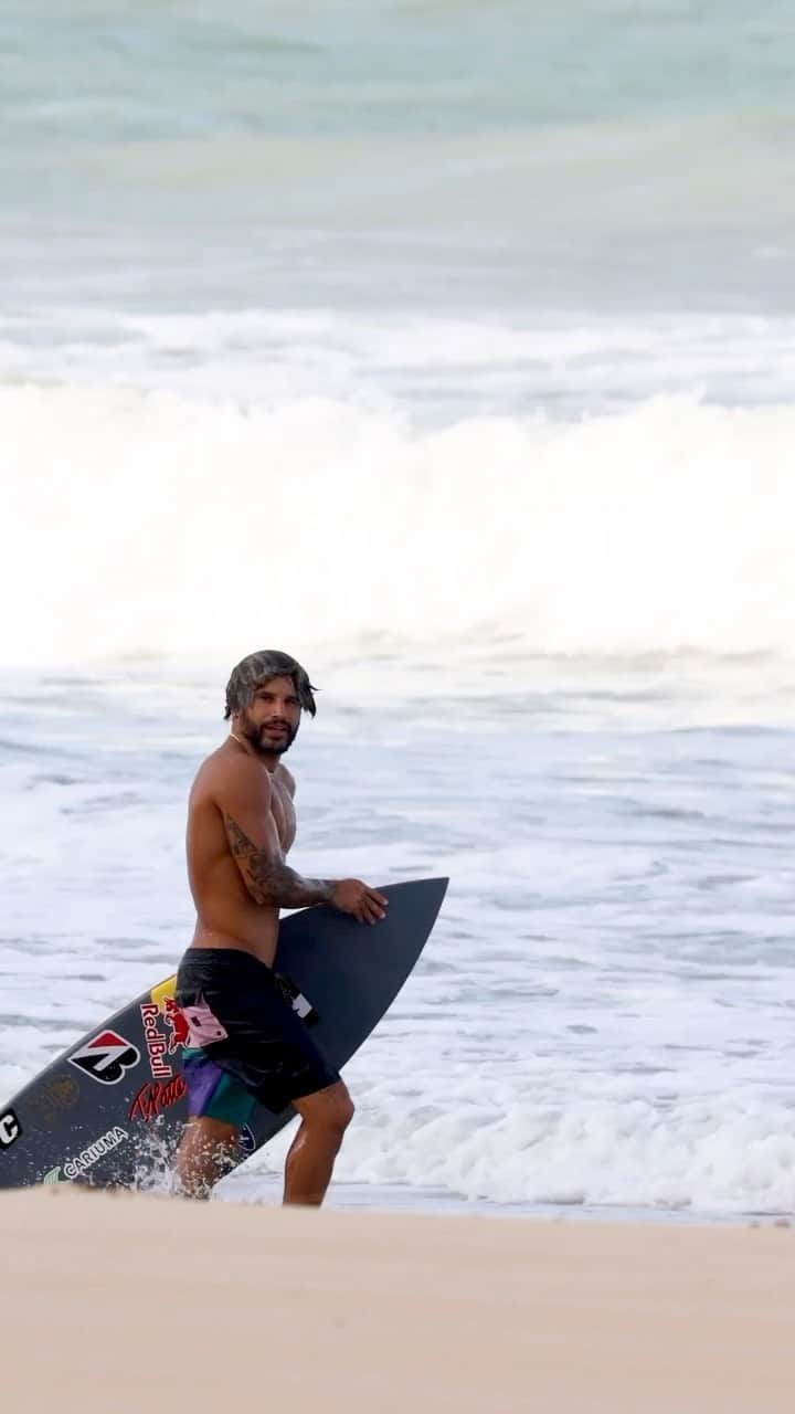 イタロ・フェレイラのインスタグラム：「De marola em BF 🤍 #surf」