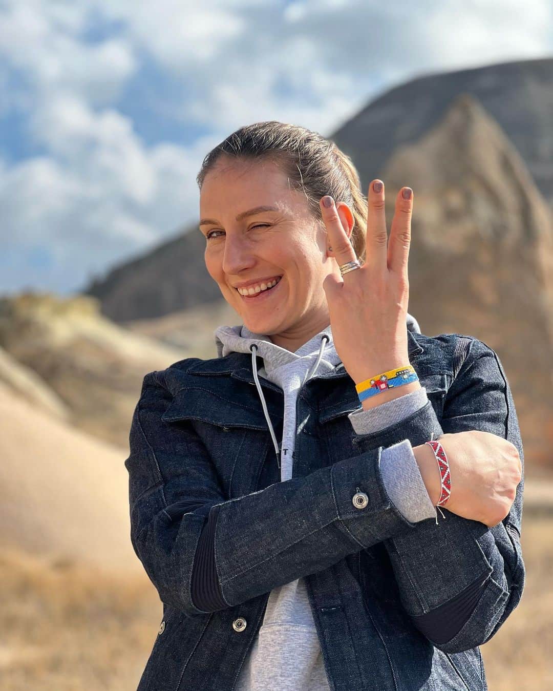 ポリーナ・ラヒモワのインスタグラム：「1 рік вже як на нашу землю прийшли чужинці і почали розказувати нам про спасіння. Вже 9 років та 4 дні як наш кордон потурбував хворий сусід. Бажаю всім нам найскорішої Перемоги!Нашим хлопцям та дівчатам ,хто на 0 сил,успіху,здоров‘я та бути дуже везучими! Нехай Бог боронить нас! #вжерік #україна #все будеукраїна  фото: @suprunchik_v_cappadocii  розпис на одягу: @asia_dogan (продовжує приймати замовлення ) прикраси: @brasletni_viyska , @bravy.charity」
