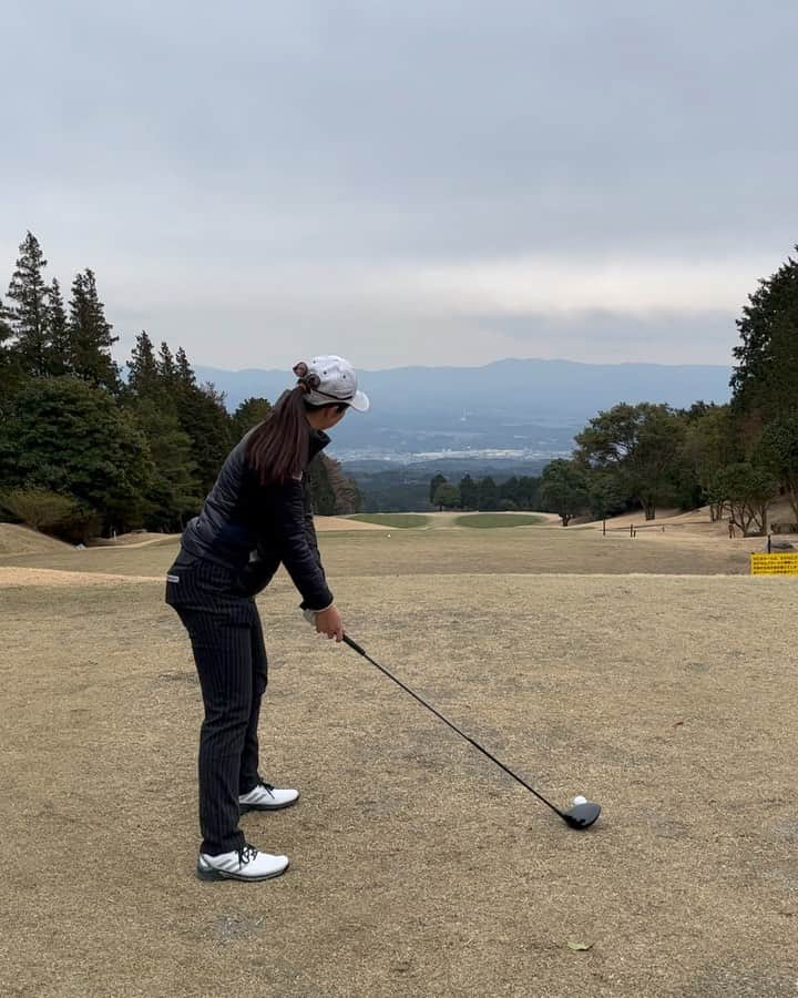 のインスタグラム：「同じショットを3方向から🤳🏌️‍♀️ 合宿のときは皆んなで動画取り合ってるので写真フォルダがスイングでいっぱい🏌️‍♀️✨ . これは三島ゴルフ倶楽部の6番ホール、めちゃくちゃ良い球打てて、おっ❗️って言ってる🤫」