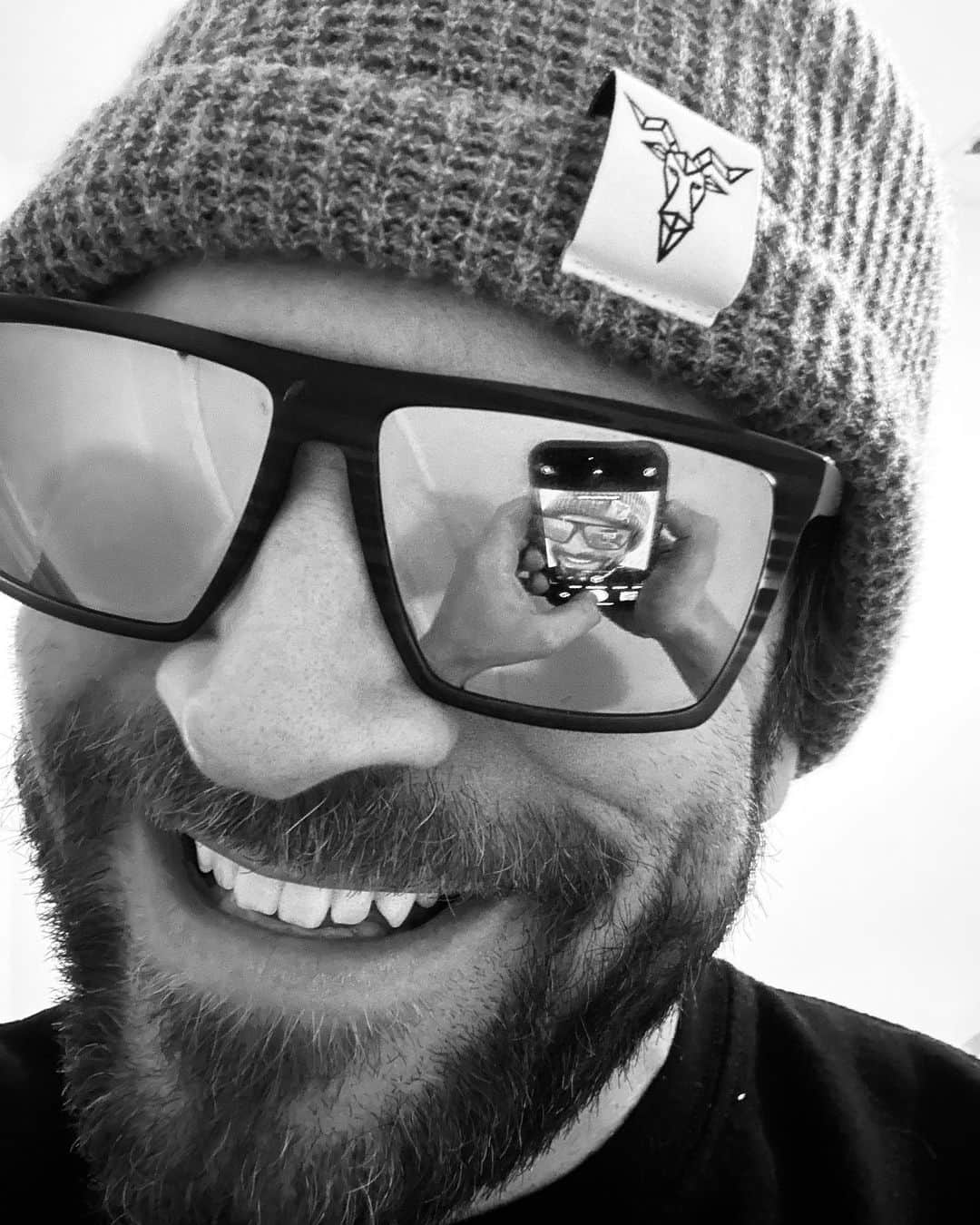ジョン・ブラザートンのインスタグラム：「So fresh and so clean 😎 . #beGOAT . Buy a case, get a FREE case!  shipped to your door. Visit drinkbegoat.com  . @drinkbegoat  . #beyourgreatestofalltime  #allnatural #nongmo #cleanenergy」