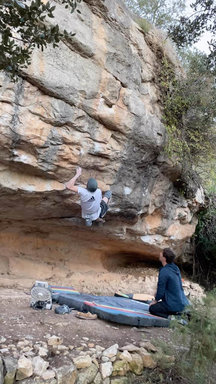 デイブ・グラハムのインスタグラム：「Laia Assis [8B] Nice little rig above the road in Siurana with some quality movement I climbed about 2 months ago ⚔️ This was the first boulder with crimps I managed to climb after tweaking my finger back in December and it turned out to be a nice little rehab bloc 😅 Finger is finally feeling closer to 💯 again which is AWESOME 🙌🏻 currently back in Ticino 🇨🇭and ready to dive back into all the brilliant projects  and freshies that have been recently opened 😵‍💫 I will be posting up a bunch of clips from the boulders I opened and climbed in Spain over the next weeks, and of course some fresh content from the daily adventures here in Switzerland 🔥🔥🔥@adidasterrex @fiveten_official @petzl_official @frictionlabs @sendclimbing @tensionclimbing」