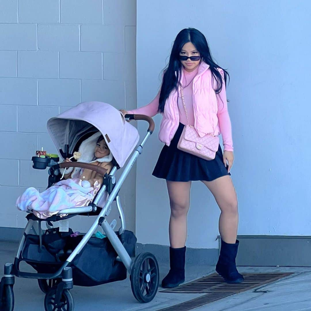 エリーゼ・エストラーダさんのインスタグラム写真 - (エリーゼ・エストラーダInstagram)「Cold but sunny walks with my girl-the best 💗 Happy Friday loves! . Off to LA next week and need a smaller stroller. LOVE my @uppababy Vista..but it’s a beast of a stroller. Amazing for every day use…maybe not travel. Leave some suggestions please 🤍」2月25日 2時57分 - eliseestrada