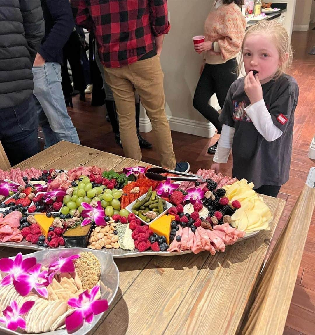 マーク・シェパードのインスタグラム：「Isabella getting into the amazing food provided by @sweets2savory for our @thecwwalkerindependence viewing party! The only people we go to when we need incredible catering- they are the best! We love you guys #sweets2savory #catering #viewingparty #babysheppard」