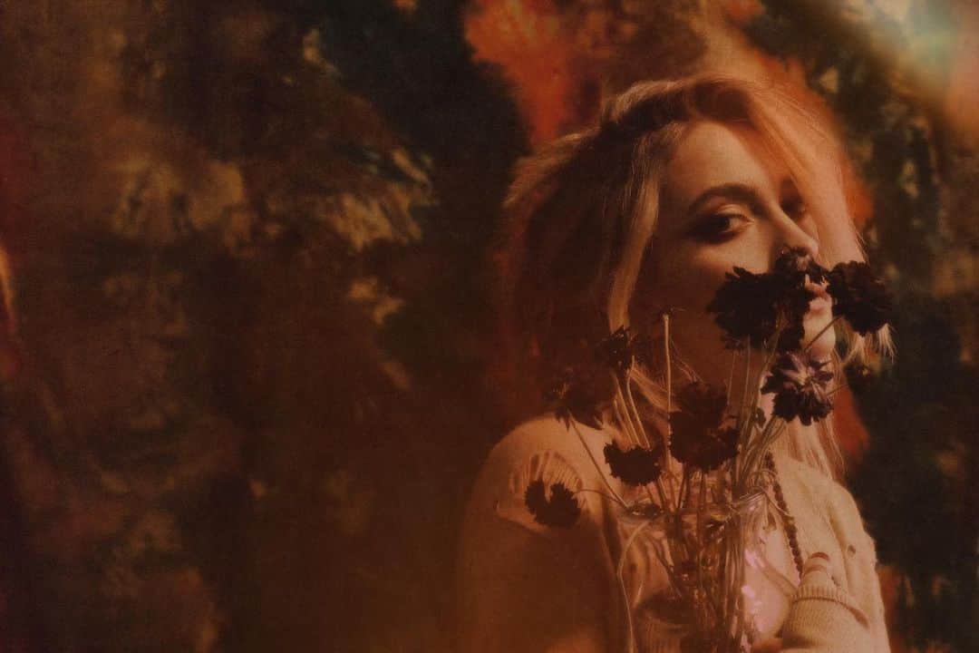 パリス・マイケル・キャサリン・ジャクソンのインスタグラム：「folk & flowers will always be what my soul is made of. even if it’s louder and the petals have died.」