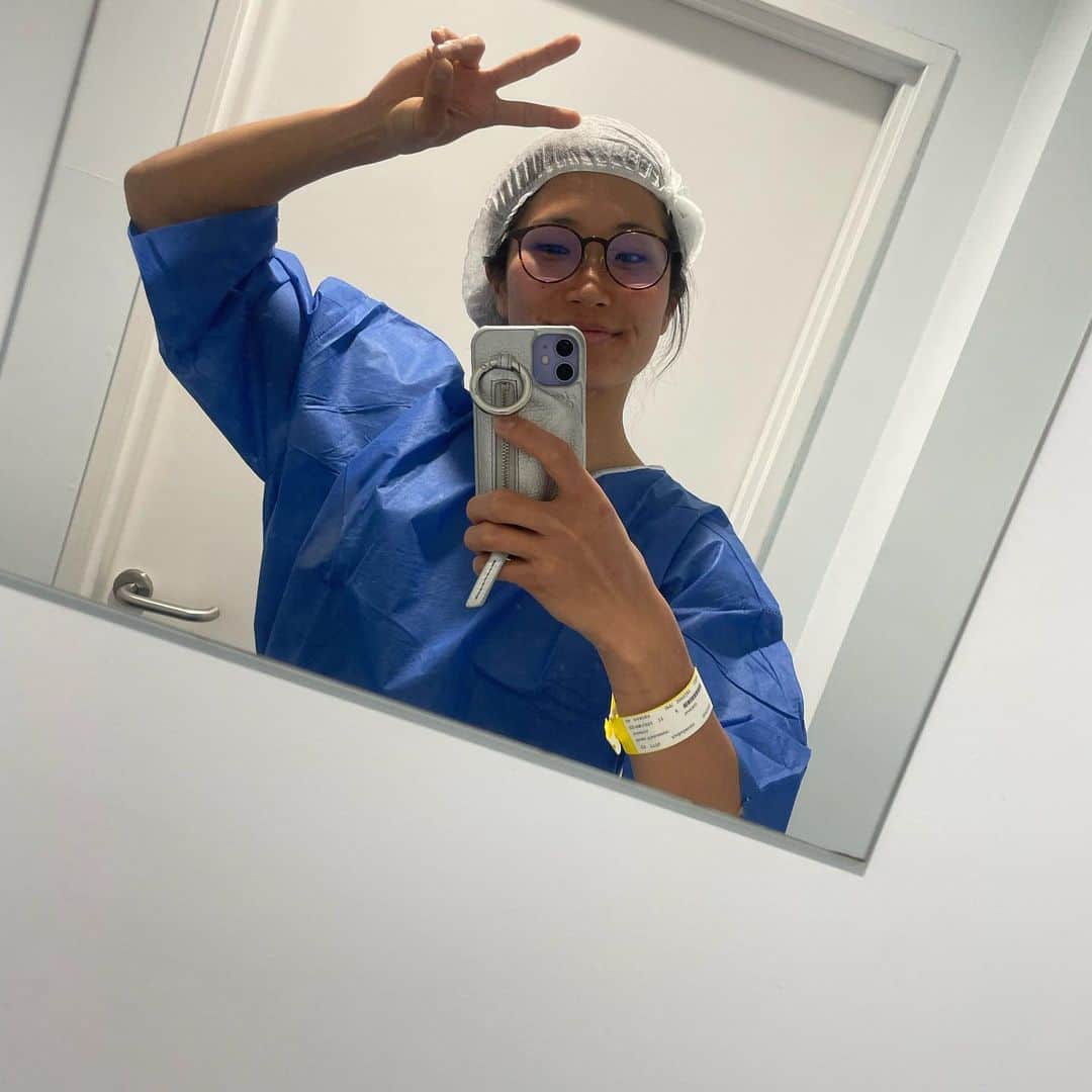 富田真紀子のインスタグラム：「Rdv en mai🤞🤞🤞 #fingerscrossed   実は、この前の試合でタックルされたときに膝がグキってなって。幸い、色んな靭帯は無事😭半月板と軟骨のオペ完了。  いつまでラグビーできるかわからないけど、最後の瞬間まで、ローラーコースターのようなどこにいくかわからない人生を味わっていきたいという決意表明。  最近のマイブームは素敵なお花とpetite panda 🐼 ❤️  #ポー日記」