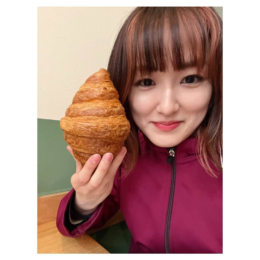 大後寿々花さんのインスタグラム写真 - (大後寿々花Instagram)「やっぱりサイズおかしい🤣  #croissant #🥐」2月25日 3時31分 - suzuka_ohgo