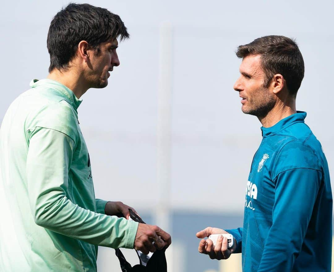 ジェラール・モレノのインスタグラム：「👋🏻⚽️」