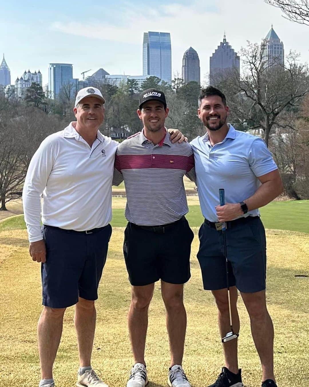 ジョッシュ・マレーのインスタグラム：「What a beautiful morning it was golfing with my pops, brother and mom (taking the pic) - love days like this 🙌🏼 Also shot under par for the first time ever (-2) so that made it even better 😁 - Champions Tour here I come 👴🏼 LoL #golf #pgatour #championstour #atlanta #luck」