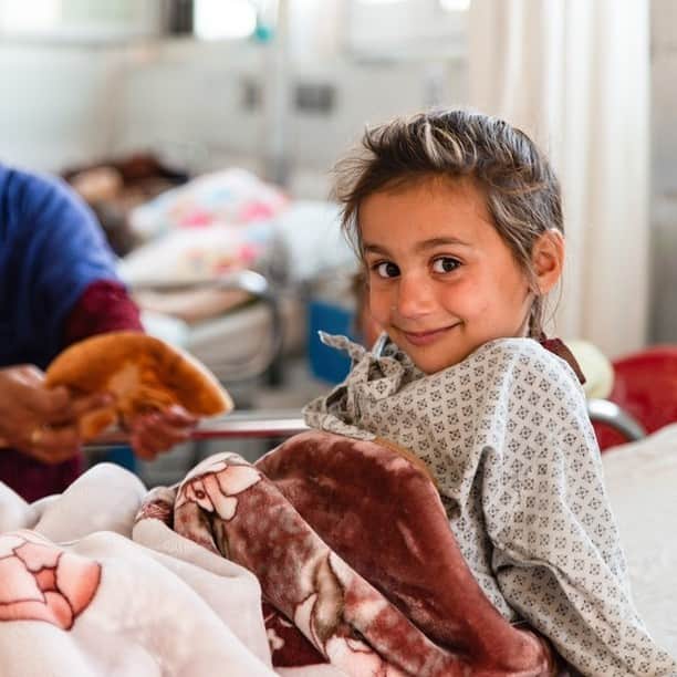 国境なき医師団さんのインスタグラム写真 - (国境なき医師団Instagram)「国境なき医師団（MSF）が運営しているアフガニスタンのクンドゥーズ外傷センターに入院している少女。帰宅途中に市内で交通事故に遭い、治療を受けています。 アフガニスタンでは長年続いた紛争や干ばつにより、経済も医療システムも、脆弱な状態が続いています。MSFは地域の人びとに寄り添いながら必要な医療を届ける活動を続けています。  活動の詳細は、「国境なき医師団　アフガニスタン」でぜひ検索してご覧ください。  #国境なき医師団 #MSF #アジア #アフガニスタン #怪我 #医療 #治療 #少女 #事故 #病室 #笑顔 #photooftheday #写真好きな人とつながりたい Ⓒ Nava Jamshidi」2月25日 11時00分 - msf_japan