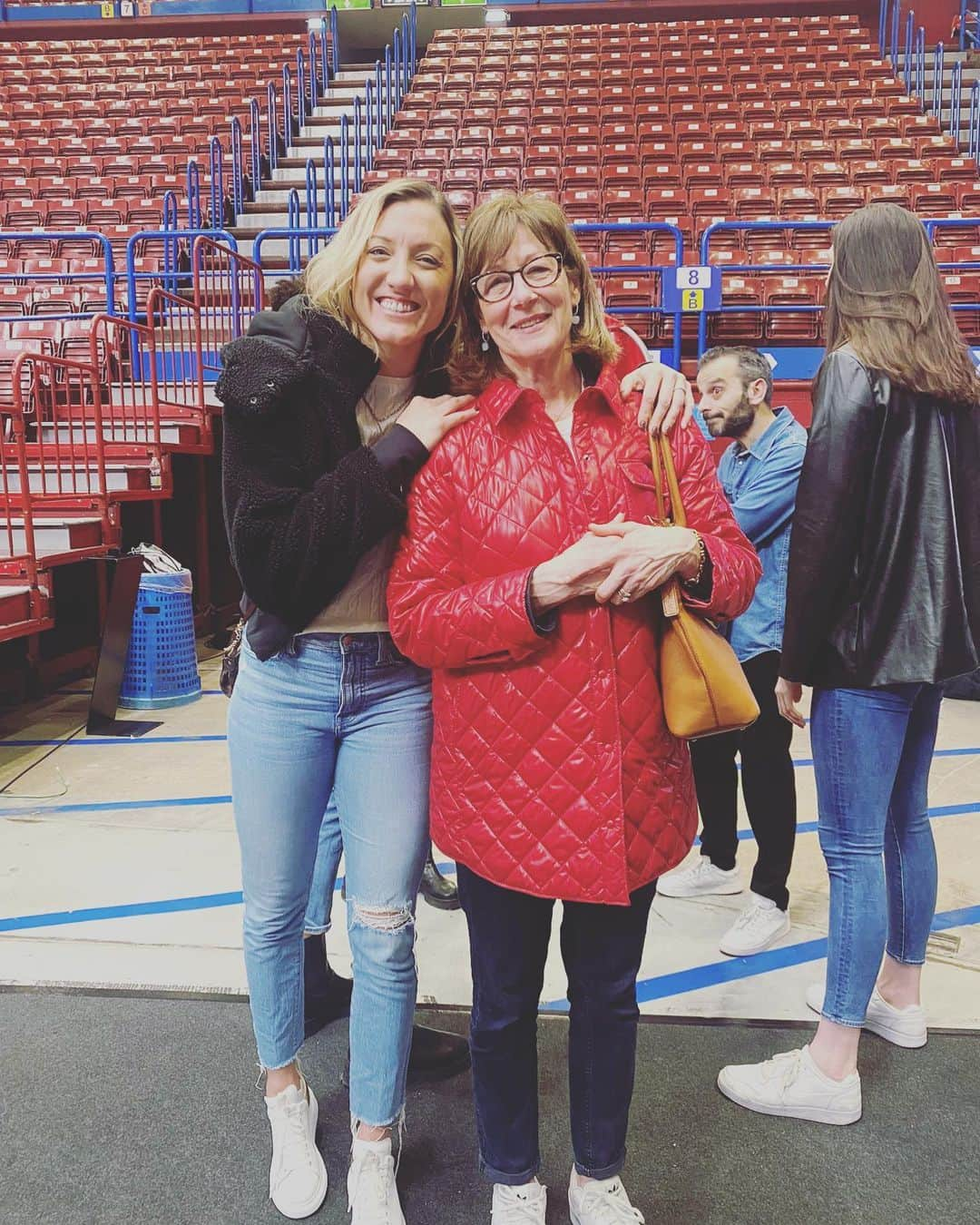 ジョーダン・ラーソンのインスタグラム：「One of the greatest things my parents ever taught me was to show respect to those who paved the way for us.   This lady right here did that! Julie Vollersten Melli, a former 1984 Silver Medalist for USA volleyball. She is originally from small town Nebraska but it took us to meet in Milan Italy where her son currently plays basketball.   Thank you @julievollertsen9 for your kindness and for paving the way for athletes like me. #NebraskaNice」