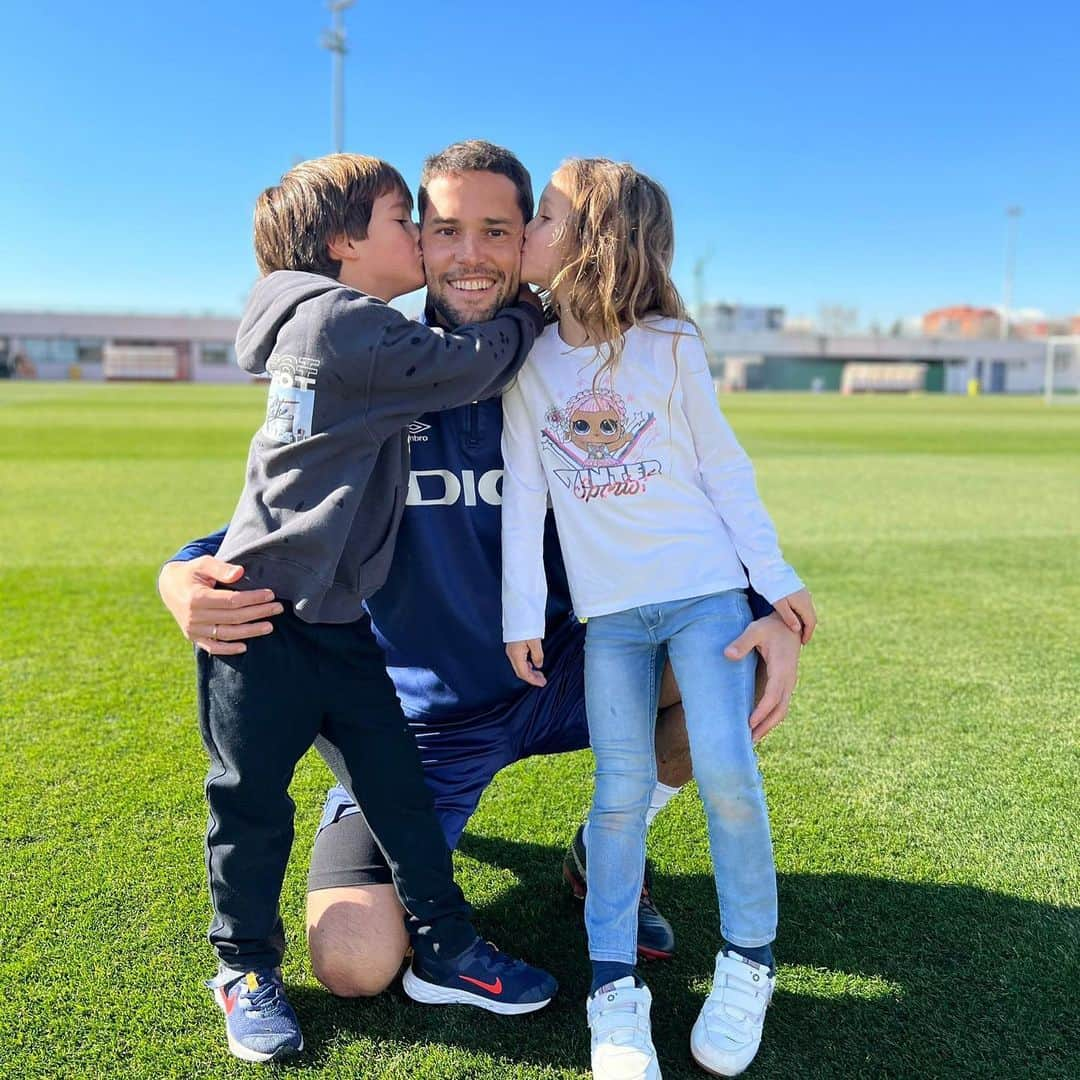 マリオ・スアレスのインスタグラム：「36 🎂 con visita especial al entrenamiento.  Muchas gracias a todos por las felicitaciones.  A seguir disfrutando la vida 😃」