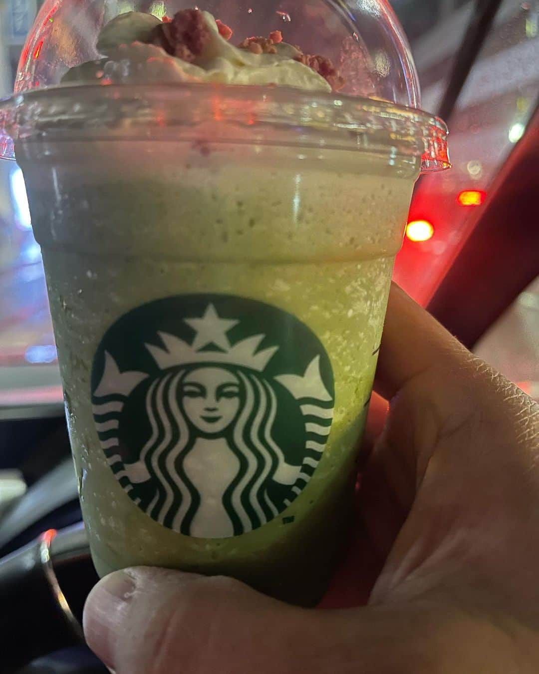 石川修司のインスタグラム：「新作のさくら咲くサク抹茶フラペチーノを飲んでみました！抹茶が強いので前回よりサクラ感は薄いかも。抹茶が苦手な人にも飲みやすいです！ #starbucks  #フラペチーノ」
