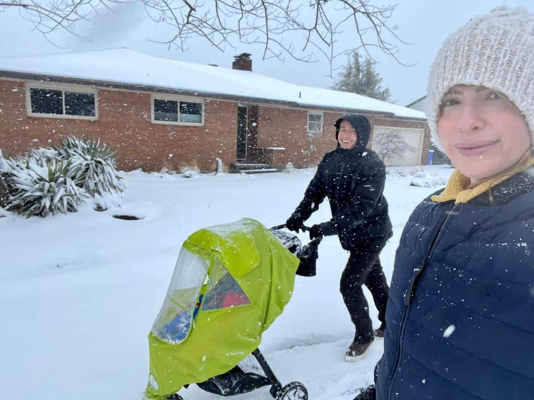 ロバート・バックリーのインスタグラム：「Nothing says “I didn’t grow up around snow” more than me laughing giddily for an hour straight on our walk.」