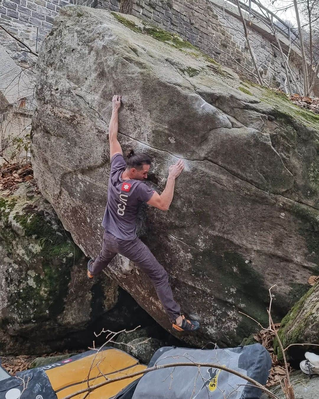 イェルネイ・クルーダーのインスタグラム：「While struggling on my project, having fun on the rest of the stuff Ticino has to offer 🤩.  Speedy pizza, 8a/+ second go. ________________ @ocun.climbing @scarpaspa」