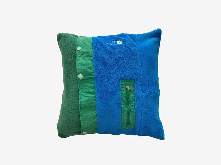 セカンドラボさんのインスタグラム写真 - (セカンドラボInstagram)「【UPCYCLE CUSHION】 着古してクローゼットに眠っていたものや、 サイズアウトしたものを解体し再構築するプロジェクト。 素材はフリース生地のものを使用しております。 生地の裁断の仕方も1点1点バラバラでアートの感覚で作り上げた独創的な作品として楽しんでください。 http://secondlab.us #remake #remade  #vintage #used   #recycle #secondlab  #japanmade #madeinjapan #rebuild #outdoor #upcycle　#thenorthface #northface #ノースフェイス」2月25日 16時59分 - secondlab_official