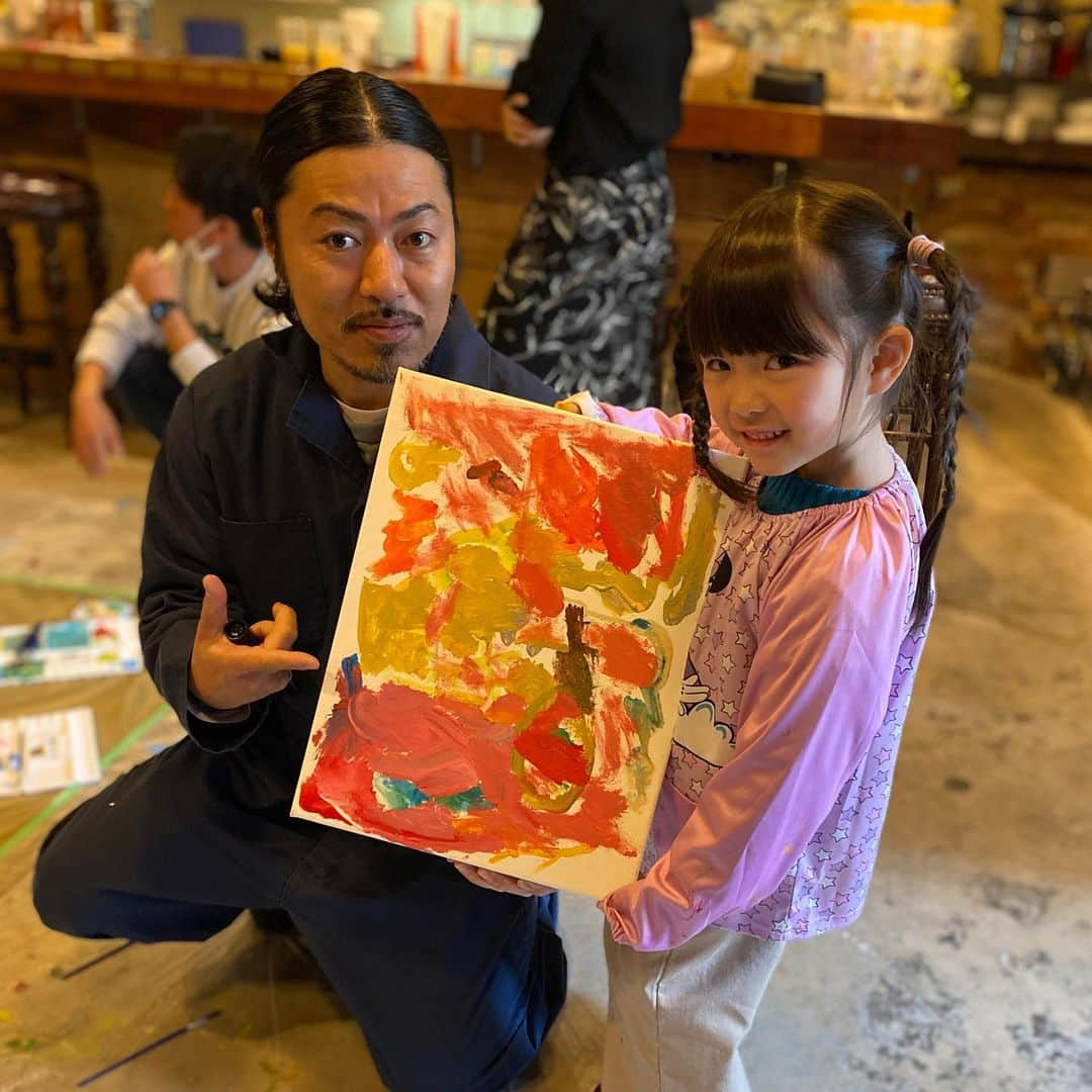 安田由紀奈のインスタグラム：「BUCCIさんの書道イベント “楽書き-RAKUGAKI-” に参加してきました🖌🎨 とあちゃんはキャンパスいっぱいに表現してました👧 ゆうあは体全体で表現するタイプでした👦笑 ステキな時間をありがとうございました😊  #書道 #絵画 小さな #画家 #4歳　#1歳 #親子イベント #水彩画　#水彩画アート」