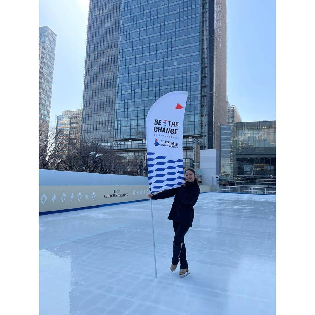 安藤美姫さんのインスタグラム写真 - (安藤美姫Instagram)「⛸️⛸️⛸️ When I did skating lessons in Roppongi Tokyo✨⛸️  先日 第24回「三井不動産スポーツアカデミー」 “スケートアカデミー”にゲスト講師として参加させて頂きました✨⛸️  三井不動産様は2016年から “BE THE CHANGE さぁ、街から世界を変えよう”というスローガンを掲げ “スポーツの力” を活用した街づくりの一環として 一流アスリートによる “スポーツアカデミー” を開催されておられ 地域や人々のコミュニティを活性化させる “スポーツの力” を信じ　 一流アスリートと直接触れ合う体験を通して　 地域に住む子どもたちをはじめ　 多くの人たちをつなぎ　 街のコミュニティを活性化することでそれをレガシーとして未来に継承していくことを目指しておられます😌😌😌  そんなプロジェクトに感銘を受け是非ご一緒させて頂けた事とても嬉しかったです！ 去年は残念ながら開催ができずリモートでの開催でトレーニングイベントになりましたが 今年はお天気にも恵まれ青空広がる晴天の中での開催で たくさんの応募の中から選ばれた子供達と一緒に過ごせた時間は本当に楽しい時間になりました😌 本当にありがとうございました✨✨✨  そしてこの様な機会を頂きまして関係者の皆さにも感謝です🙇🏻‍♀️🙇🏻‍♀️🙇🏻‍♀️  #三井不動産 #三井不動産スポーツアカデミー #東京ミッドタウン #三井不動産ミッドタウンアイスリンク #MITSUIFUDOSANMIDTOWNICERINK #安藤美姫 #mikiando」2月25日 15時28分 - miki_m_ando0403