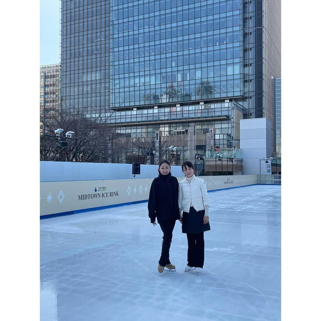 安藤美姫さんのインスタグラム写真 - (安藤美姫Instagram)「⛸️⛸️⛸️ When I did skating lessons in Roppongi Tokyo✨⛸️  先日 第24回「三井不動産スポーツアカデミー」 “スケートアカデミー”にゲスト講師として参加させて頂きました✨⛸️  三井不動産様は2016年から “BE THE CHANGE さぁ、街から世界を変えよう”というスローガンを掲げ “スポーツの力” を活用した街づくりの一環として 一流アスリートによる “スポーツアカデミー” を開催されておられ 地域や人々のコミュニティを活性化させる “スポーツの力” を信じ　 一流アスリートと直接触れ合う体験を通して　 地域に住む子どもたちをはじめ　 多くの人たちをつなぎ　 街のコミュニティを活性化することでそれをレガシーとして未来に継承していくことを目指しておられます😌😌😌  そんなプロジェクトに感銘を受け是非ご一緒させて頂けた事とても嬉しかったです！ 去年は残念ながら開催ができずリモートでの開催でトレーニングイベントになりましたが 今年はお天気にも恵まれ青空広がる晴天の中での開催で たくさんの応募の中から選ばれた子供達と一緒に過ごせた時間は本当に楽しい時間になりました😌 本当にありがとうございました✨✨✨  そしてこの様な機会を頂きまして関係者の皆さにも感謝です🙇🏻‍♀️🙇🏻‍♀️🙇🏻‍♀️  #三井不動産 #三井不動産スポーツアカデミー #東京ミッドタウン #三井不動産ミッドタウンアイスリンク #MITSUIFUDOSANMIDTOWNICERINK #安藤美姫 #mikiando」2月25日 15時28分 - miki_m_ando0403