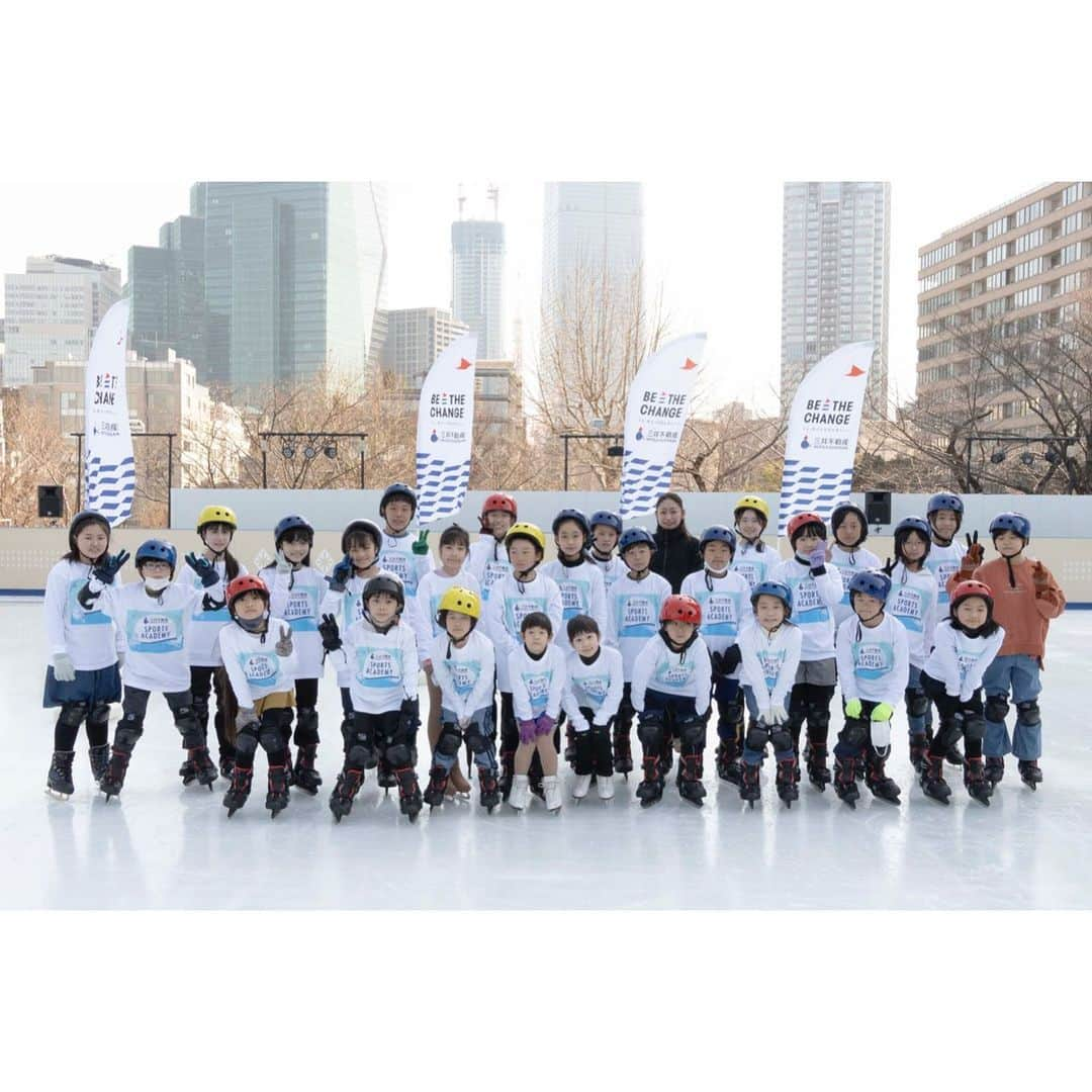 安藤美姫さんのインスタグラム写真 - (安藤美姫Instagram)「⛸️⛸️⛸️ When I did skating lessons in Roppongi Tokyo✨⛸️  先日 第24回「三井不動産スポーツアカデミー」 “スケートアカデミー”にゲスト講師として参加させて頂きました✨⛸️  三井不動産様は2016年から “BE THE CHANGE さぁ、街から世界を変えよう”というスローガンを掲げ “スポーツの力” を活用した街づくりの一環として 一流アスリートによる “スポーツアカデミー” を開催されておられ 地域や人々のコミュニティを活性化させる “スポーツの力” を信じ　 一流アスリートと直接触れ合う体験を通して　 地域に住む子どもたちをはじめ　 多くの人たちをつなぎ　 街のコミュニティを活性化することでそれをレガシーとして未来に継承していくことを目指しておられます😌😌😌  そんなプロジェクトに感銘を受け是非ご一緒させて頂けた事とても嬉しかったです！ 去年は残念ながら開催ができずリモートでの開催でトレーニングイベントになりましたが 今年はお天気にも恵まれ青空広がる晴天の中での開催で たくさんの応募の中から選ばれた子供達と一緒に過ごせた時間は本当に楽しい時間になりました😌 本当にありがとうございました✨✨✨  そしてこの様な機会を頂きまして関係者の皆さにも感謝です🙇🏻‍♀️🙇🏻‍♀️🙇🏻‍♀️  #三井不動産 #三井不動産スポーツアカデミー #東京ミッドタウン #三井不動産ミッドタウンアイスリンク #MITSUIFUDOSANMIDTOWNICERINK #安藤美姫 #mikiando」2月25日 15時28分 - miki_m_ando0403