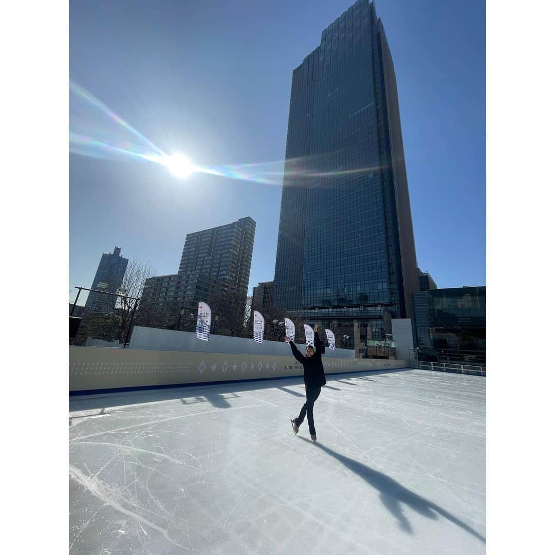 安藤美姫さんのインスタグラム写真 - (安藤美姫Instagram)「⛸️⛸️⛸️ When I did skating lessons in Roppongi Tokyo✨⛸️  先日 第24回「三井不動産スポーツアカデミー」 “スケートアカデミー”にゲスト講師として参加させて頂きました✨⛸️  三井不動産様は2016年から “BE THE CHANGE さぁ、街から世界を変えよう”というスローガンを掲げ “スポーツの力” を活用した街づくりの一環として 一流アスリートによる “スポーツアカデミー” を開催されておられ 地域や人々のコミュニティを活性化させる “スポーツの力” を信じ　 一流アスリートと直接触れ合う体験を通して　 地域に住む子どもたちをはじめ　 多くの人たちをつなぎ　 街のコミュニティを活性化することでそれをレガシーとして未来に継承していくことを目指しておられます😌😌😌  そんなプロジェクトに感銘を受け是非ご一緒させて頂けた事とても嬉しかったです！ 去年は残念ながら開催ができずリモートでの開催でトレーニングイベントになりましたが 今年はお天気にも恵まれ青空広がる晴天の中での開催で たくさんの応募の中から選ばれた子供達と一緒に過ごせた時間は本当に楽しい時間になりました😌 本当にありがとうございました✨✨✨  そしてこの様な機会を頂きまして関係者の皆さにも感謝です🙇🏻‍♀️🙇🏻‍♀️🙇🏻‍♀️  #三井不動産 #三井不動産スポーツアカデミー #東京ミッドタウン #三井不動産ミッドタウンアイスリンク #MITSUIFUDOSANMIDTOWNICERINK #安藤美姫 #mikiando」2月25日 15時28分 - miki_m_ando0403