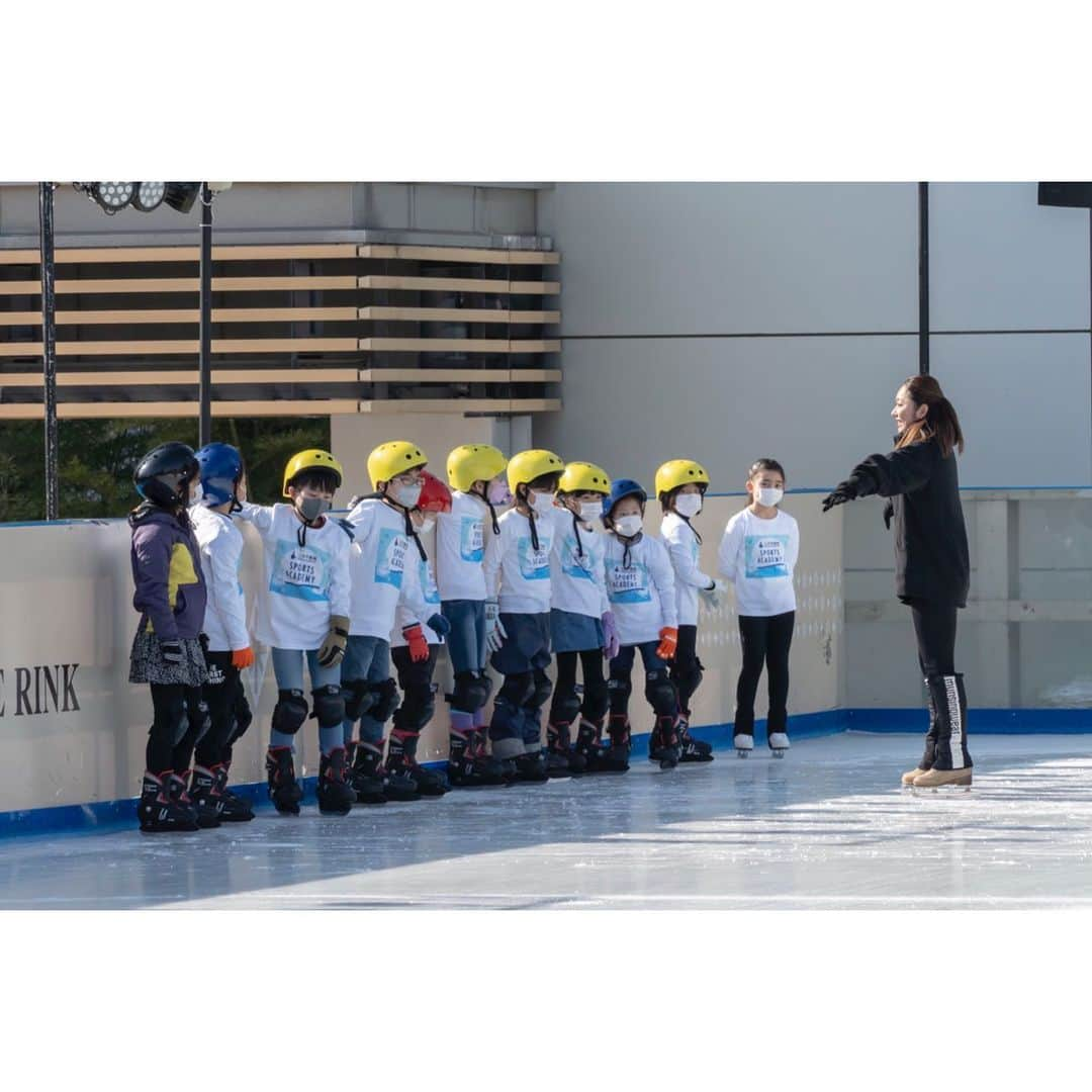 安藤美姫さんのインスタグラム写真 - (安藤美姫Instagram)「⛸️⛸️⛸️ When I did skating lessons in Roppongi Tokyo✨⛸️  先日 第24回「三井不動産スポーツアカデミー」 “スケートアカデミー”にゲスト講師として参加させて頂きました✨⛸️  三井不動産様は2016年から “BE THE CHANGE さぁ、街から世界を変えよう”というスローガンを掲げ “スポーツの力” を活用した街づくりの一環として 一流アスリートによる “スポーツアカデミー” を開催されておられ 地域や人々のコミュニティを活性化させる “スポーツの力” を信じ　 一流アスリートと直接触れ合う体験を通して　 地域に住む子どもたちをはじめ　 多くの人たちをつなぎ　 街のコミュニティを活性化することでそれをレガシーとして未来に継承していくことを目指しておられます😌😌😌  そんなプロジェクトに感銘を受け是非ご一緒させて頂けた事とても嬉しかったです！ 去年は残念ながら開催ができずリモートでの開催でトレーニングイベントになりましたが 今年はお天気にも恵まれ青空広がる晴天の中での開催で たくさんの応募の中から選ばれた子供達と一緒に過ごせた時間は本当に楽しい時間になりました😌 本当にありがとうございました✨✨✨  そしてこの様な機会を頂きまして関係者の皆さにも感謝です🙇🏻‍♀️🙇🏻‍♀️🙇🏻‍♀️  #三井不動産 #三井不動産スポーツアカデミー #東京ミッドタウン #三井不動産ミッドタウンアイスリンク #MITSUIFUDOSANMIDTOWNICERINK #安藤美姫 #mikiando」2月25日 15時28分 - miki_m_ando0403