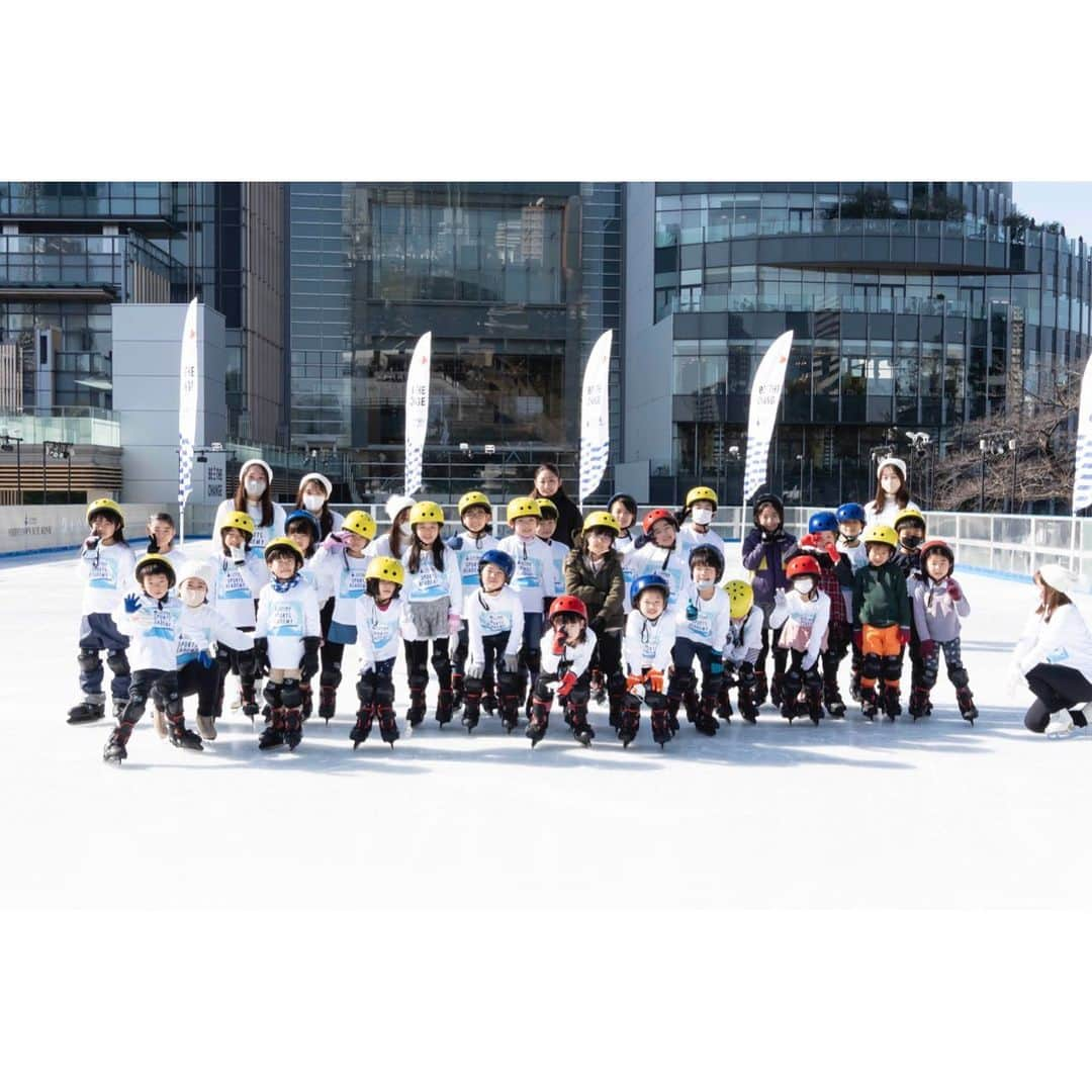 安藤美姫さんのインスタグラム写真 - (安藤美姫Instagram)「⛸️⛸️⛸️ When I did skating lessons in Roppongi Tokyo✨⛸️  先日 第24回「三井不動産スポーツアカデミー」 “スケートアカデミー”にゲスト講師として参加させて頂きました✨⛸️  三井不動産様は2016年から “BE THE CHANGE さぁ、街から世界を変えよう”というスローガンを掲げ “スポーツの力” を活用した街づくりの一環として 一流アスリートによる “スポーツアカデミー” を開催されておられ 地域や人々のコミュニティを活性化させる “スポーツの力” を信じ　 一流アスリートと直接触れ合う体験を通して　 地域に住む子どもたちをはじめ　 多くの人たちをつなぎ　 街のコミュニティを活性化することでそれをレガシーとして未来に継承していくことを目指しておられます😌😌😌  そんなプロジェクトに感銘を受け是非ご一緒させて頂けた事とても嬉しかったです！ 去年は残念ながら開催ができずリモートでの開催でトレーニングイベントになりましたが 今年はお天気にも恵まれ青空広がる晴天の中での開催で たくさんの応募の中から選ばれた子供達と一緒に過ごせた時間は本当に楽しい時間になりました😌 本当にありがとうございました✨✨✨  そしてこの様な機会を頂きまして関係者の皆さにも感謝です🙇🏻‍♀️🙇🏻‍♀️🙇🏻‍♀️  #三井不動産 #三井不動産スポーツアカデミー #東京ミッドタウン #三井不動産ミッドタウンアイスリンク #MITSUIFUDOSANMIDTOWNICERINK #安藤美姫 #mikiando」2月25日 15時28分 - miki_m_ando0403