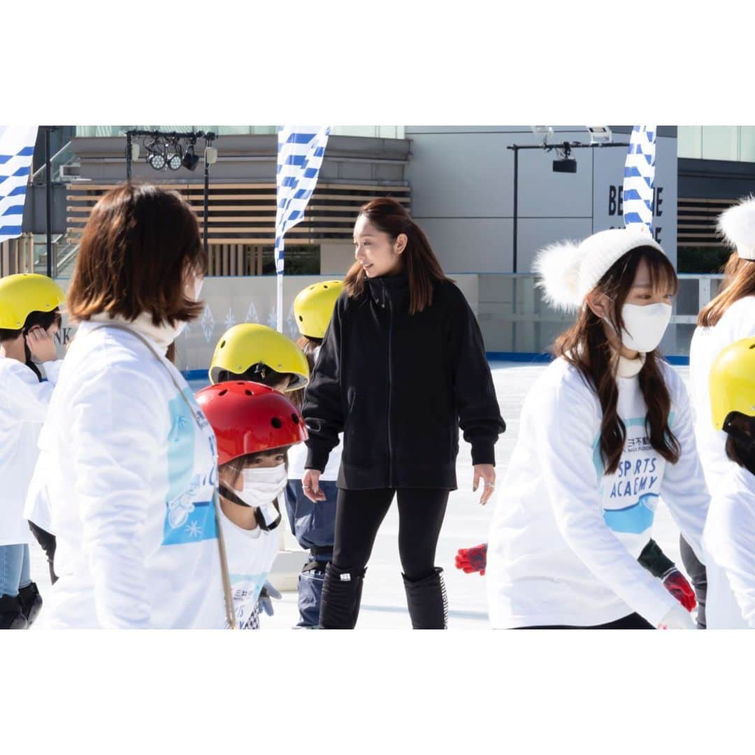 安藤美姫さんのインスタグラム写真 - (安藤美姫Instagram)「⛸️⛸️⛸️ When I did skating lessons in Roppongi Tokyo✨⛸️  先日 第24回「三井不動産スポーツアカデミー」 “スケートアカデミー”にゲスト講師として参加させて頂きました✨⛸️  三井不動産様は2016年から “BE THE CHANGE さぁ、街から世界を変えよう”というスローガンを掲げ “スポーツの力” を活用した街づくりの一環として 一流アスリートによる “スポーツアカデミー” を開催されておられ 地域や人々のコミュニティを活性化させる “スポーツの力” を信じ　 一流アスリートと直接触れ合う体験を通して　 地域に住む子どもたちをはじめ　 多くの人たちをつなぎ　 街のコミュニティを活性化することでそれをレガシーとして未来に継承していくことを目指しておられます😌😌😌  そんなプロジェクトに感銘を受け是非ご一緒させて頂けた事とても嬉しかったです！ 去年は残念ながら開催ができずリモートでの開催でトレーニングイベントになりましたが 今年はお天気にも恵まれ青空広がる晴天の中での開催で たくさんの応募の中から選ばれた子供達と一緒に過ごせた時間は本当に楽しい時間になりました😌 本当にありがとうございました✨✨✨  そしてこの様な機会を頂きまして関係者の皆さにも感謝です🙇🏻‍♀️🙇🏻‍♀️🙇🏻‍♀️  #三井不動産 #三井不動産スポーツアカデミー #東京ミッドタウン #三井不動産ミッドタウンアイスリンク #MITSUIFUDOSANMIDTOWNICERINK #安藤美姫 #mikiando」2月25日 15時28分 - miki_m_ando0403