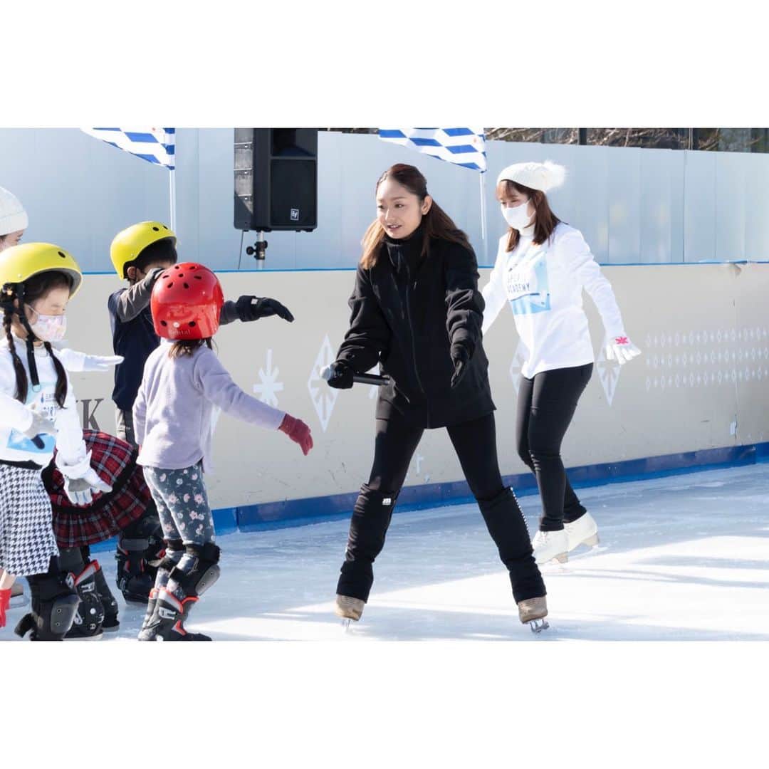 安藤美姫さんのインスタグラム写真 - (安藤美姫Instagram)「⛸️⛸️⛸️ When I did skating lessons in Roppongi Tokyo✨⛸️  先日 第24回「三井不動産スポーツアカデミー」 “スケートアカデミー”にゲスト講師として参加させて頂きました✨⛸️  三井不動産様は2016年から “BE THE CHANGE さぁ、街から世界を変えよう”というスローガンを掲げ “スポーツの力” を活用した街づくりの一環として 一流アスリートによる “スポーツアカデミー” を開催されておられ 地域や人々のコミュニティを活性化させる “スポーツの力” を信じ　 一流アスリートと直接触れ合う体験を通して　 地域に住む子どもたちをはじめ　 多くの人たちをつなぎ　 街のコミュニティを活性化することでそれをレガシーとして未来に継承していくことを目指しておられます😌😌😌  そんなプロジェクトに感銘を受け是非ご一緒させて頂けた事とても嬉しかったです！ 去年は残念ながら開催ができずリモートでの開催でトレーニングイベントになりましたが 今年はお天気にも恵まれ青空広がる晴天の中での開催で たくさんの応募の中から選ばれた子供達と一緒に過ごせた時間は本当に楽しい時間になりました😌 本当にありがとうございました✨✨✨  そしてこの様な機会を頂きまして関係者の皆さにも感謝です🙇🏻‍♀️🙇🏻‍♀️🙇🏻‍♀️  #三井不動産 #三井不動産スポーツアカデミー #東京ミッドタウン #三井不動産ミッドタウンアイスリンク #MITSUIFUDOSANMIDTOWNICERINK #安藤美姫 #mikiando」2月25日 15時28分 - miki_m_ando0403