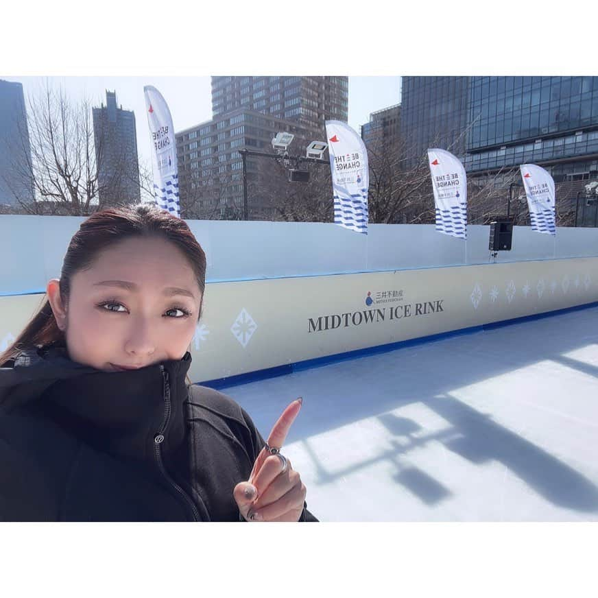 安藤美姫のインスタグラム：「⛸️⛸️⛸️ When I did skating lessons in Roppongi Tokyo✨⛸️  先日 第24回「三井不動産スポーツアカデミー」 “スケートアカデミー”にゲスト講師として参加させて頂きました✨⛸️  三井不動産様は2016年から “BE THE CHANGE さぁ、街から世界を変えよう”というスローガンを掲げ “スポーツの力” を活用した街づくりの一環として 一流アスリートによる “スポーツアカデミー” を開催されておられ 地域や人々のコミュニティを活性化させる “スポーツの力” を信じ　 一流アスリートと直接触れ合う体験を通して　 地域に住む子どもたちをはじめ　 多くの人たちをつなぎ　 街のコミュニティを活性化することでそれをレガシーとして未来に継承していくことを目指しておられます😌😌😌  そんなプロジェクトに感銘を受け是非ご一緒させて頂けた事とても嬉しかったです！ 去年は残念ながら開催ができずリモートでの開催でトレーニングイベントになりましたが 今年はお天気にも恵まれ青空広がる晴天の中での開催で たくさんの応募の中から選ばれた子供達と一緒に過ごせた時間は本当に楽しい時間になりました😌 本当にありがとうございました✨✨✨  そしてこの様な機会を頂きまして関係者の皆さにも感謝です🙇🏻‍♀️🙇🏻‍♀️🙇🏻‍♀️  #三井不動産 #三井不動産スポーツアカデミー #東京ミッドタウン #三井不動産ミッドタウンアイスリンク #MITSUIFUDOSANMIDTOWNICERINK #安藤美姫 #mikiando」