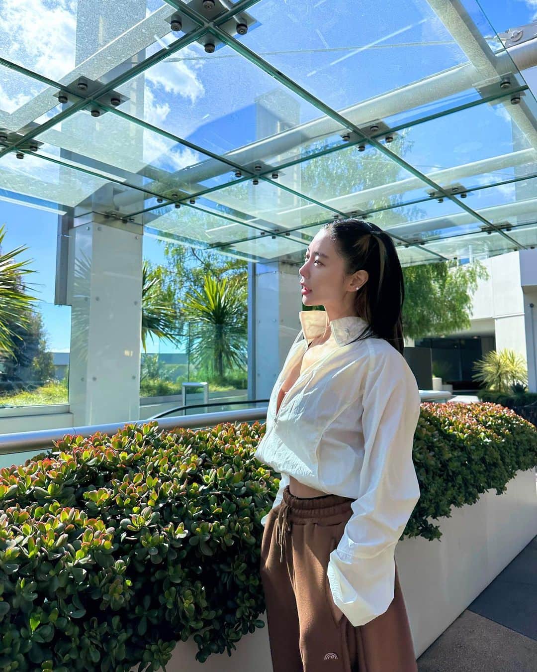 クララさんのインスタグラム写真 - (クララInstagram)「🤎ᖘ𝘭ᎯႸ Ⴤ𝖮υᖇ ᖇᏂႸ𝜏Ꮒⲙ🤍  #actressclara #클라라 #fiveline #파이브라인 #athleisure #fashion #ootd #healthylifestyle #equinoxwesthollywood」2月25日 15時28分 - actressclara