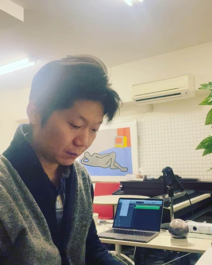 naoのインスタグラム：「スノードーム見てたら、春を弾きたくなったので作曲中の合間に スノードーム〜春〜（Aメロ） お聴きください♬  #IWiSH #スノードーム」