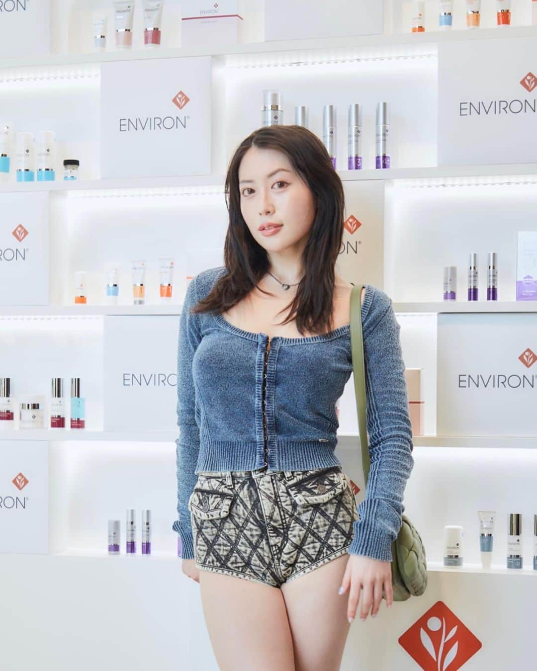 柚月瀬那のインスタグラム：「普段から愛用してるだーい好きな @environ_jp のpopupが原宿の@cosme TOKYOで2月28日まで開催中🧖🏻‍♀️✨ 私はいつもネットで購入してたから実物をズラーっと見れて興奮しました🪐  ビタミンAスキンケアの先駆け的存在エンビロンは動物実験もしてないよ🐇🌿 カウンセリングはもちろん、全製品のタッチアップができるチャンス❗️ お得な限定セットが発売されるほか、色々サンプルがもらえる特典があるの❗️私はいつも愛用してるモイスチャーカプセル補充✨ぜひ遊びに行ってね🫶🏻  #エンビロンポップアップ2023 #エンビロン　#pr」