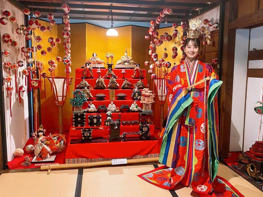 小野彩香のインスタグラム：「飯塚市のひな祭り🎎に行ってきました！  様々な雛人形や装飾があり、とても美しい展示でした❣️  お雛様の衣装、十二単も着用させていただき、貴重な経験をさせてもらいました👘✨  番組を観てくださった方、ありがとうございました☺️  #CUBE #いいづかひいなのまつり  #旧伊藤伝右衛門邸 #ひな祭り #十二単」