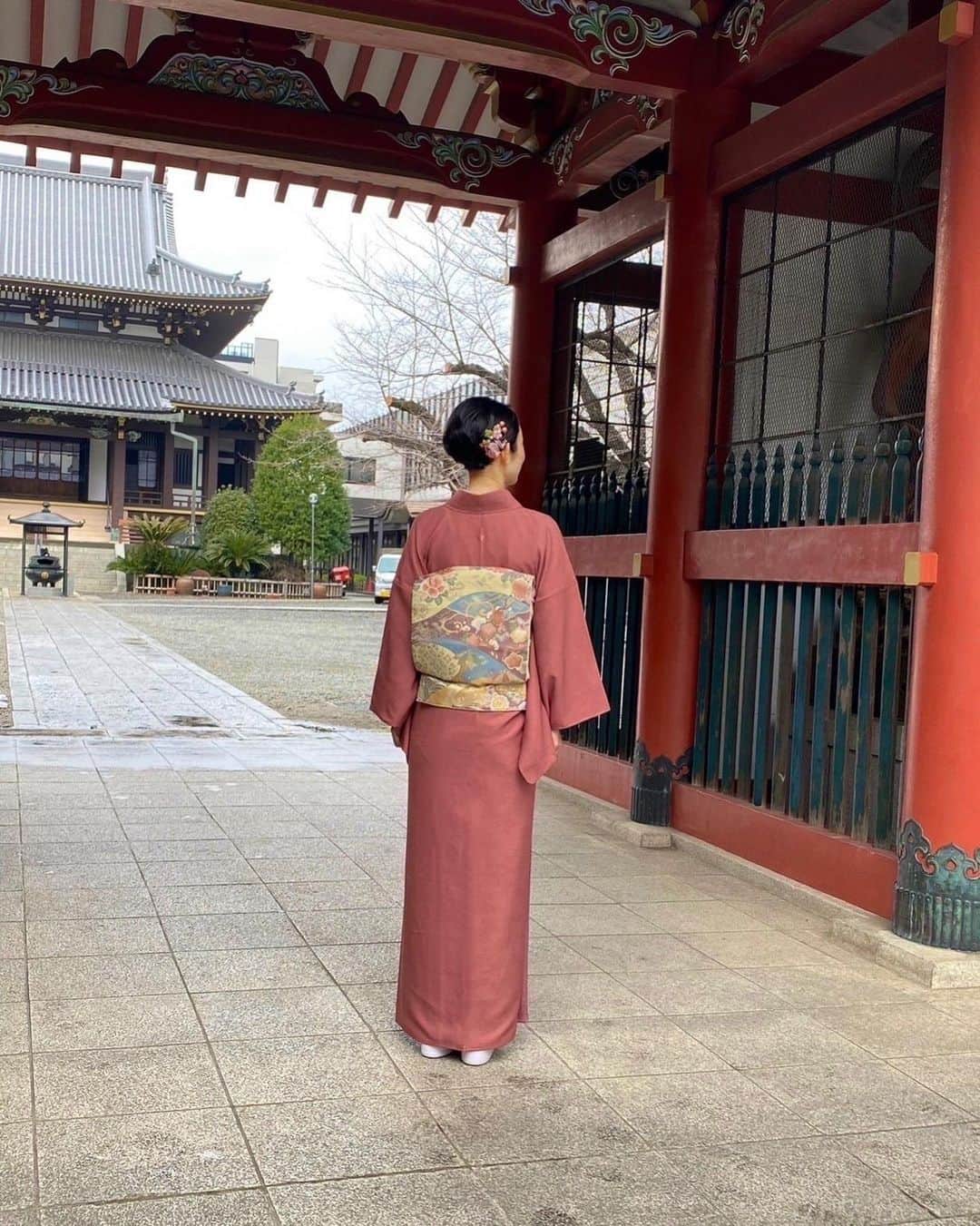 藤澤恵麻さんのインスタグラム写真 - (藤澤恵麻Instagram)「「美しいキモノ」春号が発売中です。 今回は、私物の着物の装いを「お母様のきものはじめ」の中で、ご紹介させていただきました。  一つは、長女の七五三の時に着た淡い色合いの訪問着。 こちらは私が母親になって初めて袖を通したとても思い入れの深い着物です。  もう一つは、私の母から受け継いだ小豆色の色無地。こちらは落ち着いた色味で、これから年齢を重ねても長く大切に着たいと思っている着物です。  インタビュー記事では、着物の詳細や小物使い、和装への思いなどについても触れて下さっています。 ぜひとも誌面でご覧いただけましたら、とても嬉しいです。  #恵麻 #ema #美しいキモノ #美しいキモノ春号 #着物 #kimono #和服 #ママ着物 #訪問着 #色無地 #春 #撮影 #オフショット」2月25日 15時47分 - ema_fujisawa_official