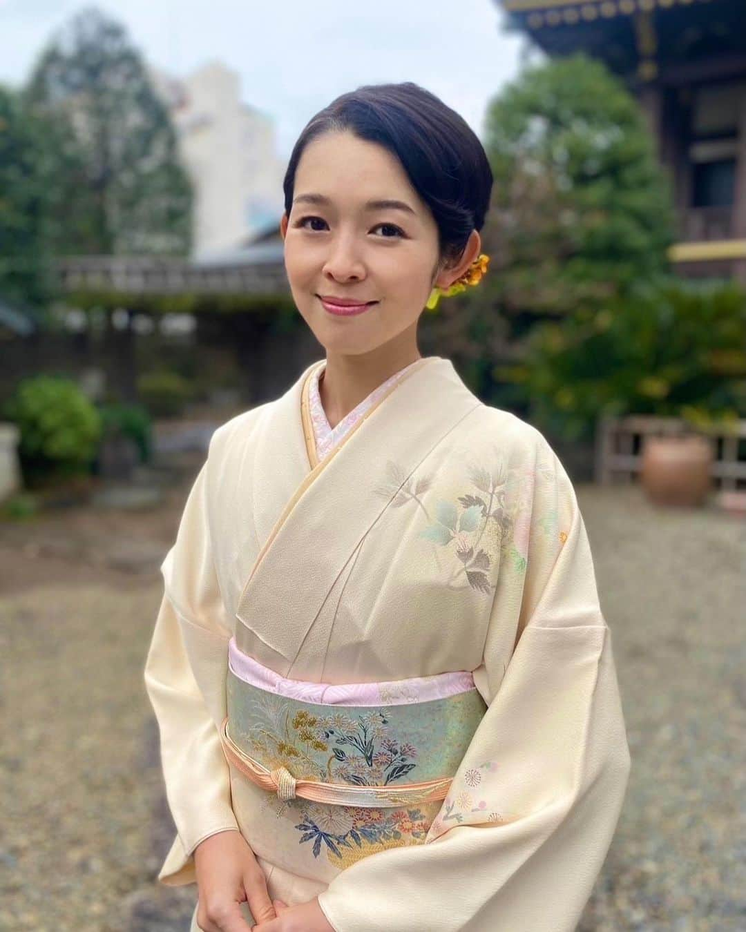 藤澤恵麻さんのインスタグラム写真 - (藤澤恵麻Instagram)「「美しいキモノ」春号が発売中です。 今回は、私物の着物の装いを「お母様のきものはじめ」の中で、ご紹介させていただきました。  一つは、長女の七五三の時に着た淡い色合いの訪問着。 こちらは私が母親になって初めて袖を通したとても思い入れの深い着物です。  もう一つは、私の母から受け継いだ小豆色の色無地。こちらは落ち着いた色味で、これから年齢を重ねても長く大切に着たいと思っている着物です。  インタビュー記事では、着物の詳細や小物使い、和装への思いなどについても触れて下さっています。 ぜひとも誌面でご覧いただけましたら、とても嬉しいです。  #恵麻 #ema #美しいキモノ #美しいキモノ春号 #着物 #kimono #和服 #ママ着物 #訪問着 #色無地 #春 #撮影 #オフショット」2月25日 15時47分 - ema_fujisawa_official