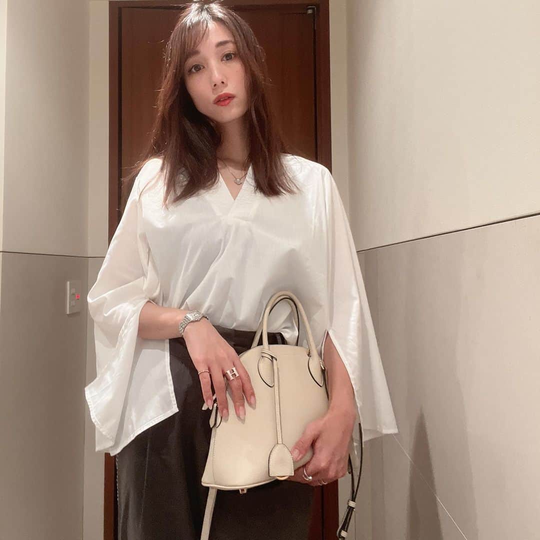 広瀬未花のインスタグラム：「袖にスリットがあるアイテム 大好き❤︎ そしてボナベンチュラのEMMAバッグお気に入り❤︎  今夜は楽しみな会なので、それまで粛々と頑張るのみ。」