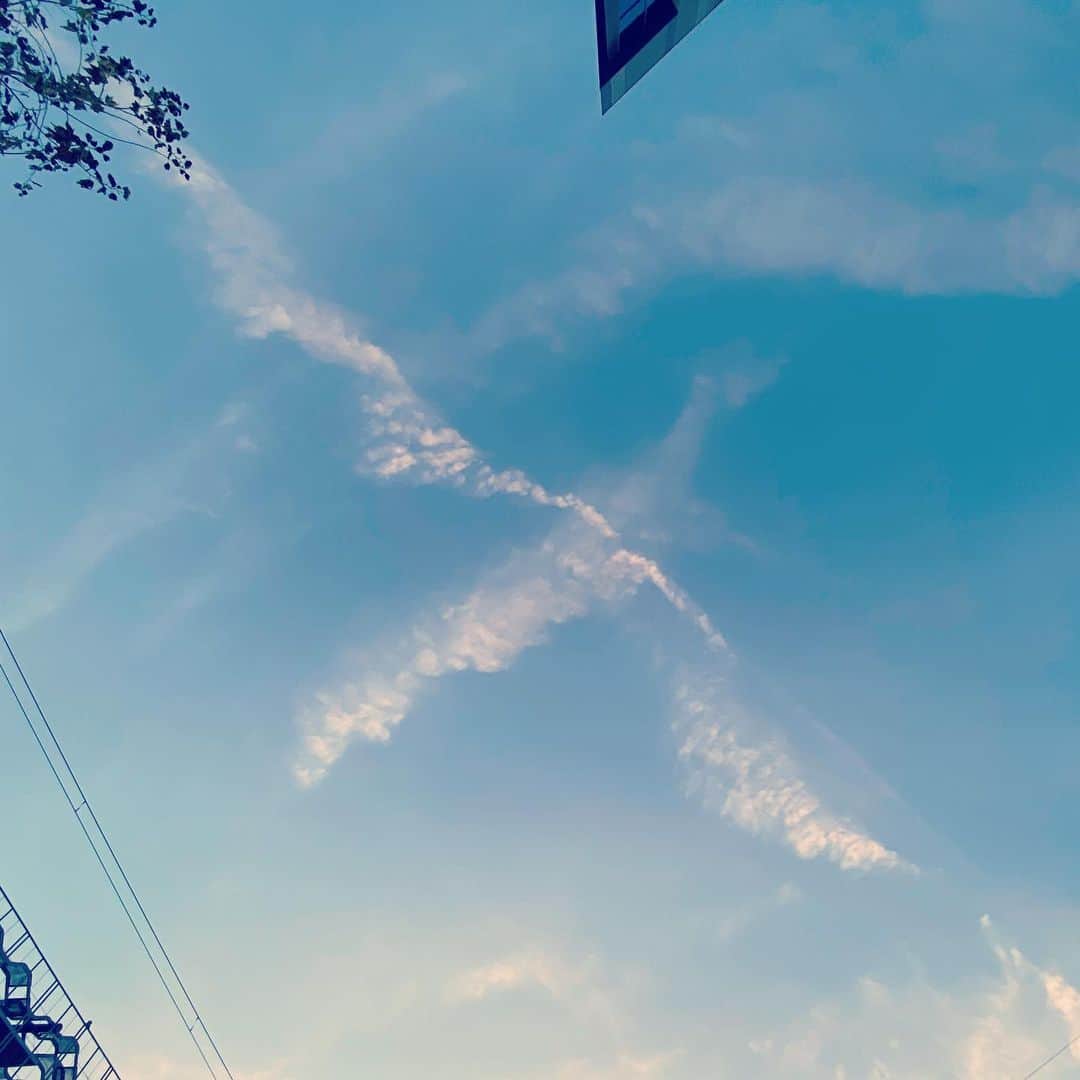 KATのインスタグラム：「This fleeting moment in the sky was a gift from heaven just when I needed it. ❤️😭  I took this photo and two minutes later the sky was clear. 🕊️」