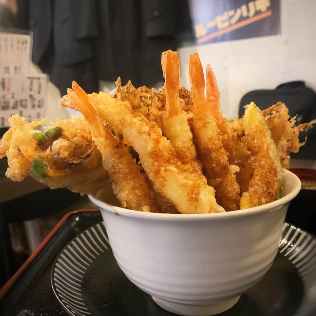 青山日和のインスタグラム：「⁡ 少し前に食べたボリューミーな天丼🍤🍤🍤 天丼ランチが超お得な @stand_taichan 堺筋本町 ㅤㅤㅤㅤㅤㅤㅤㅤㅤㅤㅤㅤㅤㅤㅤㅤㅤㅤㅤㅤㅤ ㅤㅤㅤㅤㅤㅤㅤㅤㅤㅤㅤㅤㅤ その他一品一品も美味しくて 日本酒の種類も豊富で安くて 言ってる間にめちゃくちゃ人気に なりそうなお店を発見した🥸 　 早速 周辺に住んでる方たちには おすすめしてる☺️w ㅤㅤㅤㅤㅤㅤㅤㅤㅤㅤㅤㅤㅤ #日本酒女子 #天丼 #堺筋本町ランチ #堺筋本町グルメ #堺筋本町居酒屋 #スタンドたいちゃん #天ぷら好き #コスパ最高」