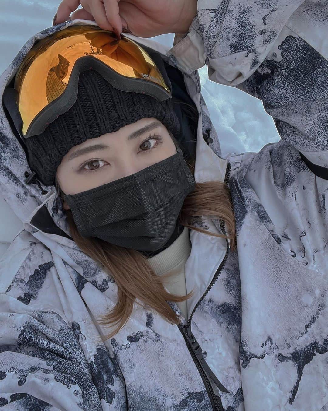 Kumiのインスタグラム：「. ⛄️⛄️⛄️ . ステージ引退したので、 今年はパーク遊びを始めましたっ . 転がりまくって ただいま全身筋肉痛です🤣 . まだ動画UPできる程じゃないですが🤣 . カッコよくジャンプ決めれるよーに なりたいなぁー！ . . 今シーズンはこれでラストかなっ🏂… . 来年度は ゴーグルと板新調しよっと！ . . . #スノボ女子 #スノボ　#スノーボード　#石打丸山スキー場 #新潟　#スノボウェア」