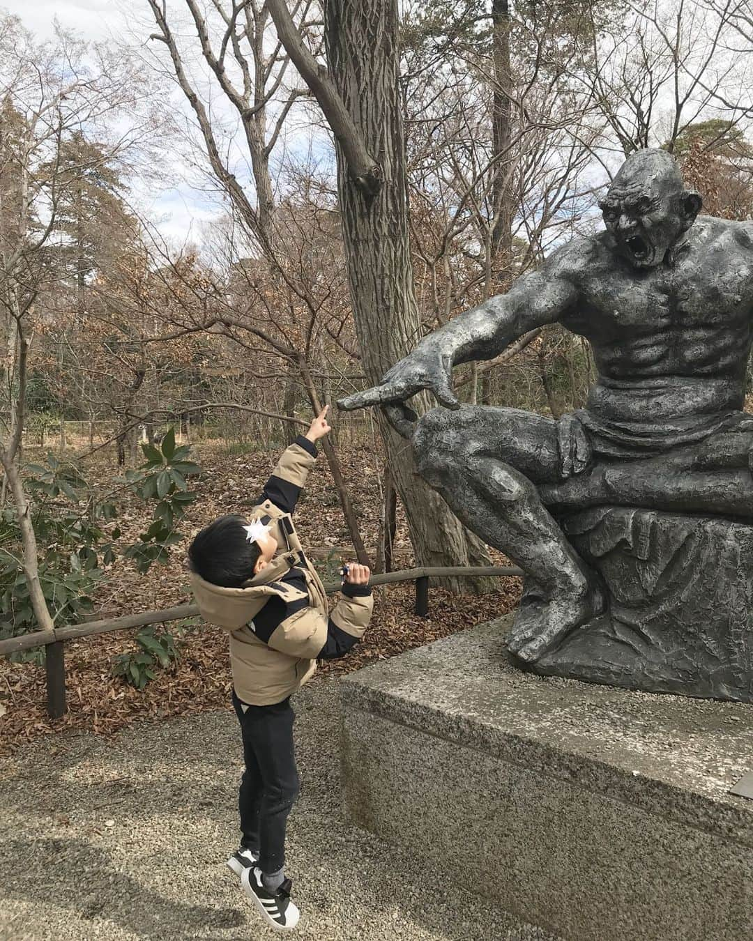 瀬奈じゅんさんのインスタグラム写真 - (瀬奈じゅんInstagram)「⁡ ⁡ 安定の井の頭恩賜公園。 ⁡ 例の銅像と、ジャンプしてＥ.Ｔ……何の交信ですか？  そして数ある銅像の中、なにゆえこの方にしか食い付かないのですか？  謎や……。 ⁡ ⁡ #井の頭恩賜公園 #ET #オウチカエル #交信なう ⁡ #因みに #この銅像があるのは #井の頭自然文化園 の中です」2月25日 16時18分 - junsena_official