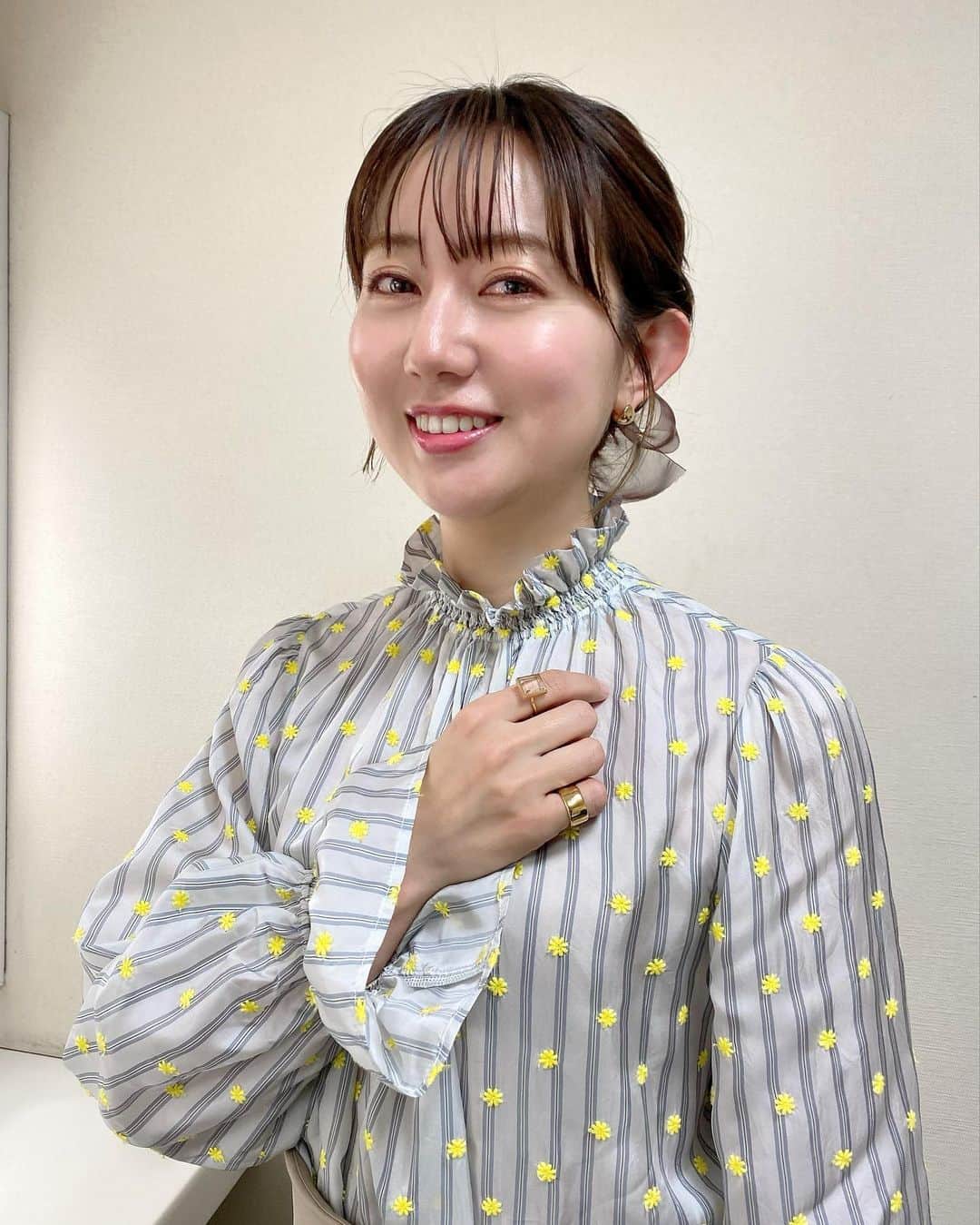 のインスタグラム：「. 明日2月26日（日）10:00〜 フジテレビ「ワイドナショー」に出演します🔥 ぜひ！見てね〜😍  ブラウス、スカート@doublestandard_official パンプス@daianashoespress ピアス@joueteofficial リング@ete_official」