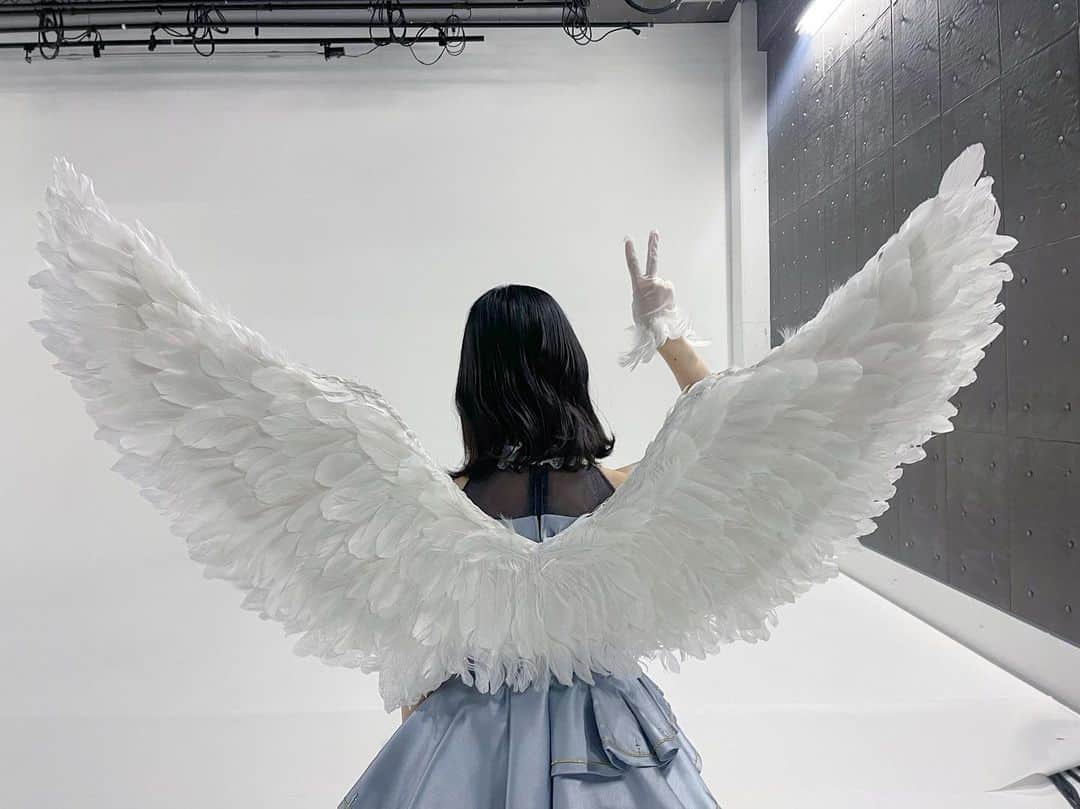 金村美玖のインスタグラム：「#ひな図書2周年  イベントが今日からスタートしました！ 衣装がすっごい豪華👼  #ひなたひ とのコラボでラジオの公開収録もあるんですって。  是非この機会に遊んでみてね〜  #日向坂46 #ひな図書 #金村美玖」