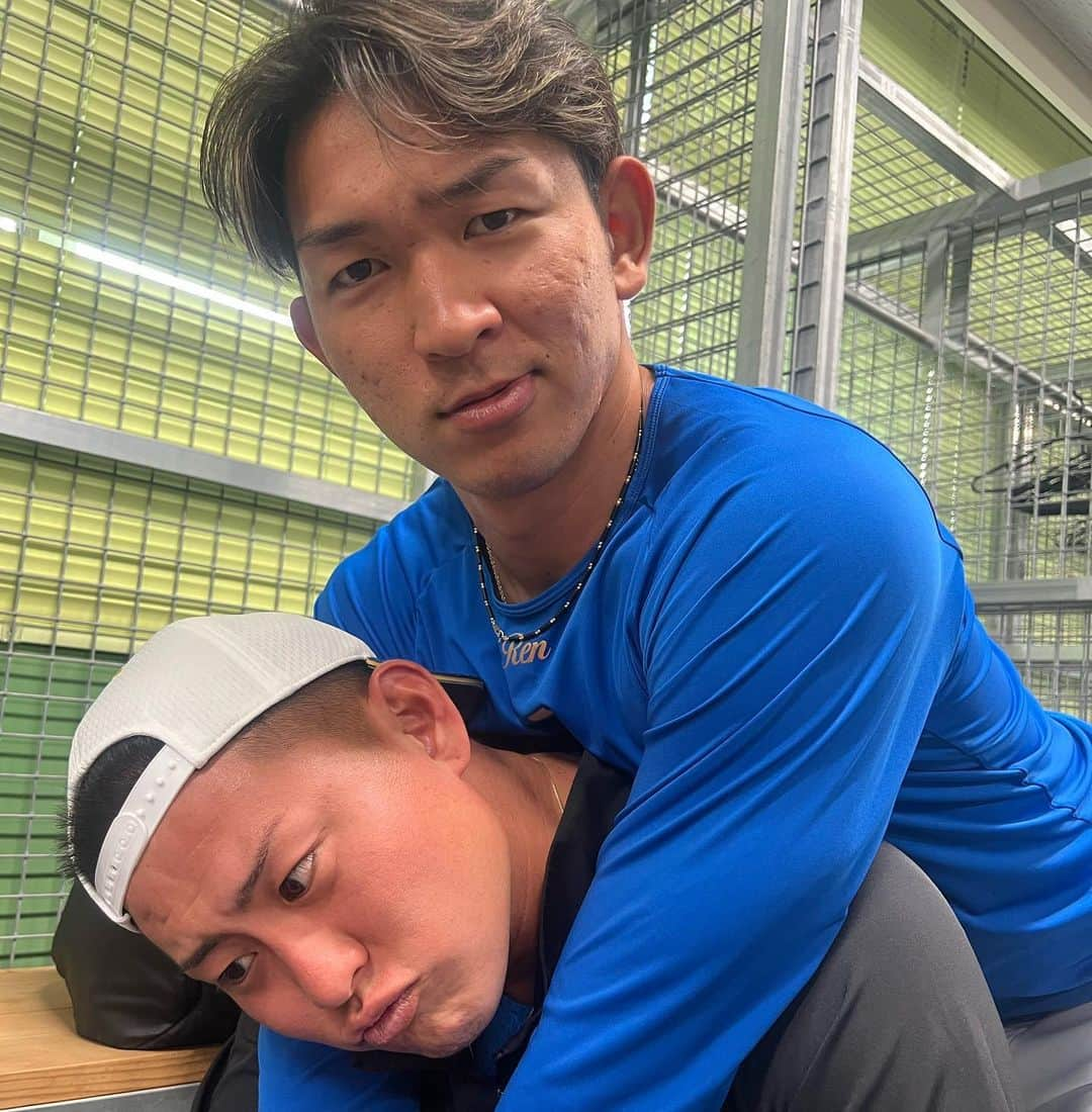 西村天裕さんのインスタグラム写真 - (西村天裕Instagram)「おばんです！ 国頭キャンプ終了いたしました。 帰ってからも日々精進いたします。 国頭村の皆様関係者の皆様ありがとうございました！！  杉浦さんお誕生日おめでとうございます☺️👏  写真撮ったやつ載せまーす✌️  ちゃんつー（@nabasta_official13 ）のお祝いをこの間みやさんとしました👏  #fighters #春季キャンプ #国頭村 #かいぎんスタジアム国頭 #新時代 #杉浦稔大 #西村天裕 #田中瑛斗 #生田目翼 #北浦竜次  #松浦慶斗 #松岡洸希 #柿木蓮  #姫野優也  #宮西尚生 #池田隆英 #齋藤友貴哉  #エモ写#チルってる #のっぽぱん  ✈️✈️✈️」2月25日 16時42分 - takagra35