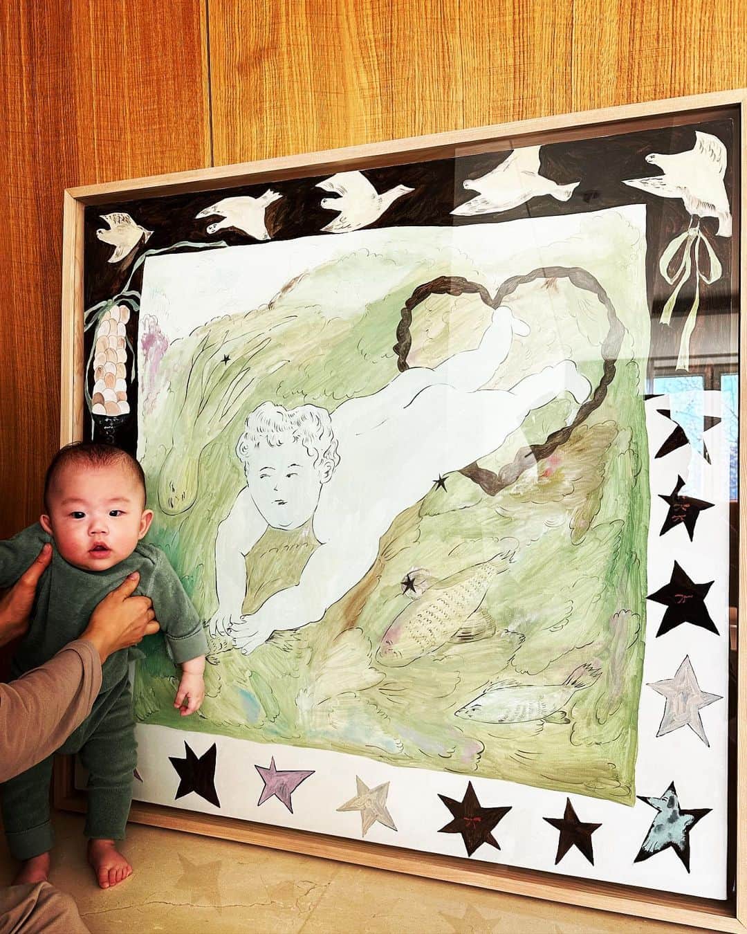 チョン・ヘビンのインスタグラム：「바른이의 탄생을 축하하며 그려준 #김보미작가 의 #탄생 런던에서 활동중인  가장 핫한 아티스트로 떠오를 김보미작가의 비상을  기대하며 응원하며  #넘넘행복한바른이 @kimbomisbomi  @strike.art   .  (넘어진거아님 포즈 입니다 ㅋㅋ)」