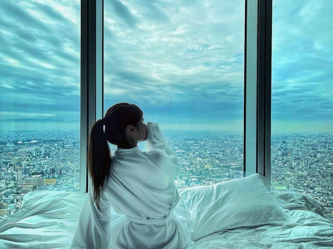  りさぶーのインスタグラム：「先月の話ですが 53階からの眺め…絶景すぎました🚿 . @osakamarriott_miyakohotel  #あべのハルカス #大阪 #マリオットホテル #TB」