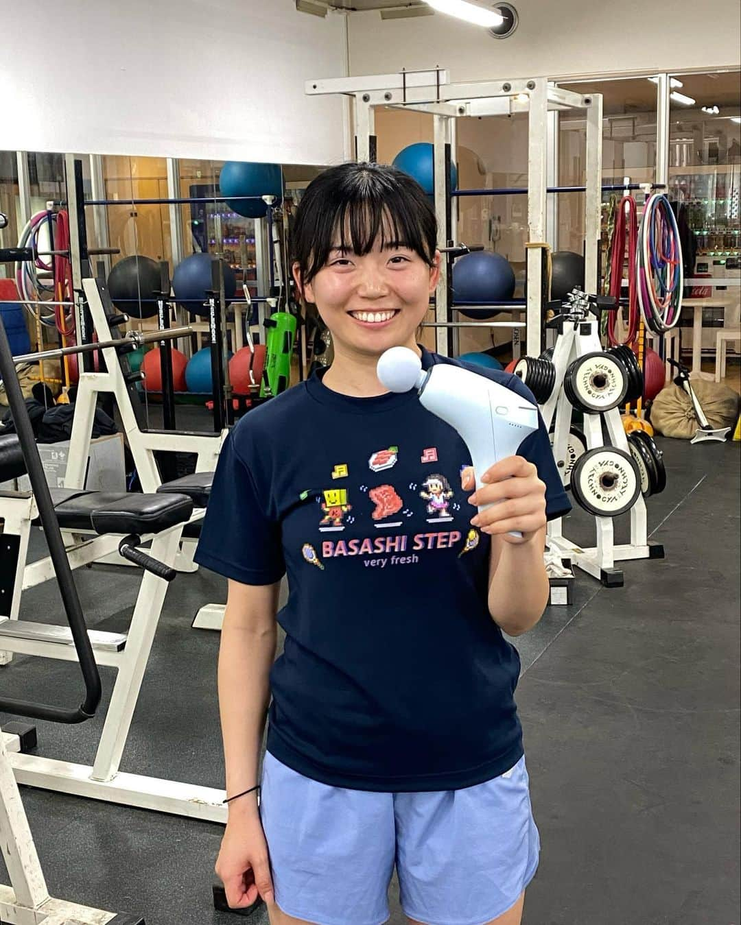 荒川晴菜のインスタグラム：「. Mytrex様 @mytrex.official のマッサージガンREBIVE ZEN🏋🏼‍♂️  疲れが溜まっているところや硬くなっているところに当てると振動でほぐしてくれるので毎日のセルフケアに欠かせません。  新商品は色が2種類あって、このライチブルーのカラーがかわいくてお気に入りです🫐💙  皆様もぜひ😌  #最近投稿多めですみません  #mytrex  #リバイブゼン #rebivezen #マッサージガン #コンディショニングギア #可動域 #pr」