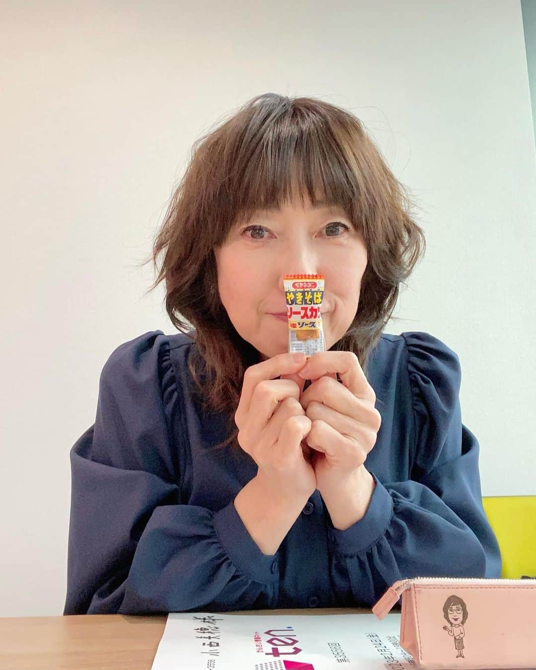 小西美穂のインスタグラム：「読売テレビの出演者控え室にて🎤 差し入れのお菓子のなかに 焼きそば味のおかきが！！！ ⁡ いつも大阪らしいおもてなし ありがとうございます💙 ⁡ #大阪のソウルフード #読売テレビ #かんさい情報ネットten」