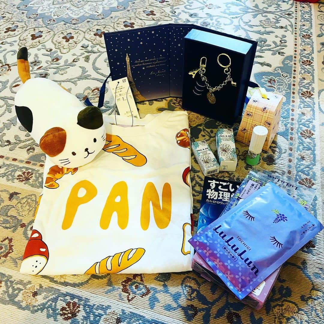 春名風花のインスタグラム：「遅ればせながら 事務所に届いていたプレゼントを 受け取りました🎁✨  本当にありがとうございます！ Paul & JOEのリップ可愛すぎる💕   #春名風花  #プレゼント  #ありがとう」